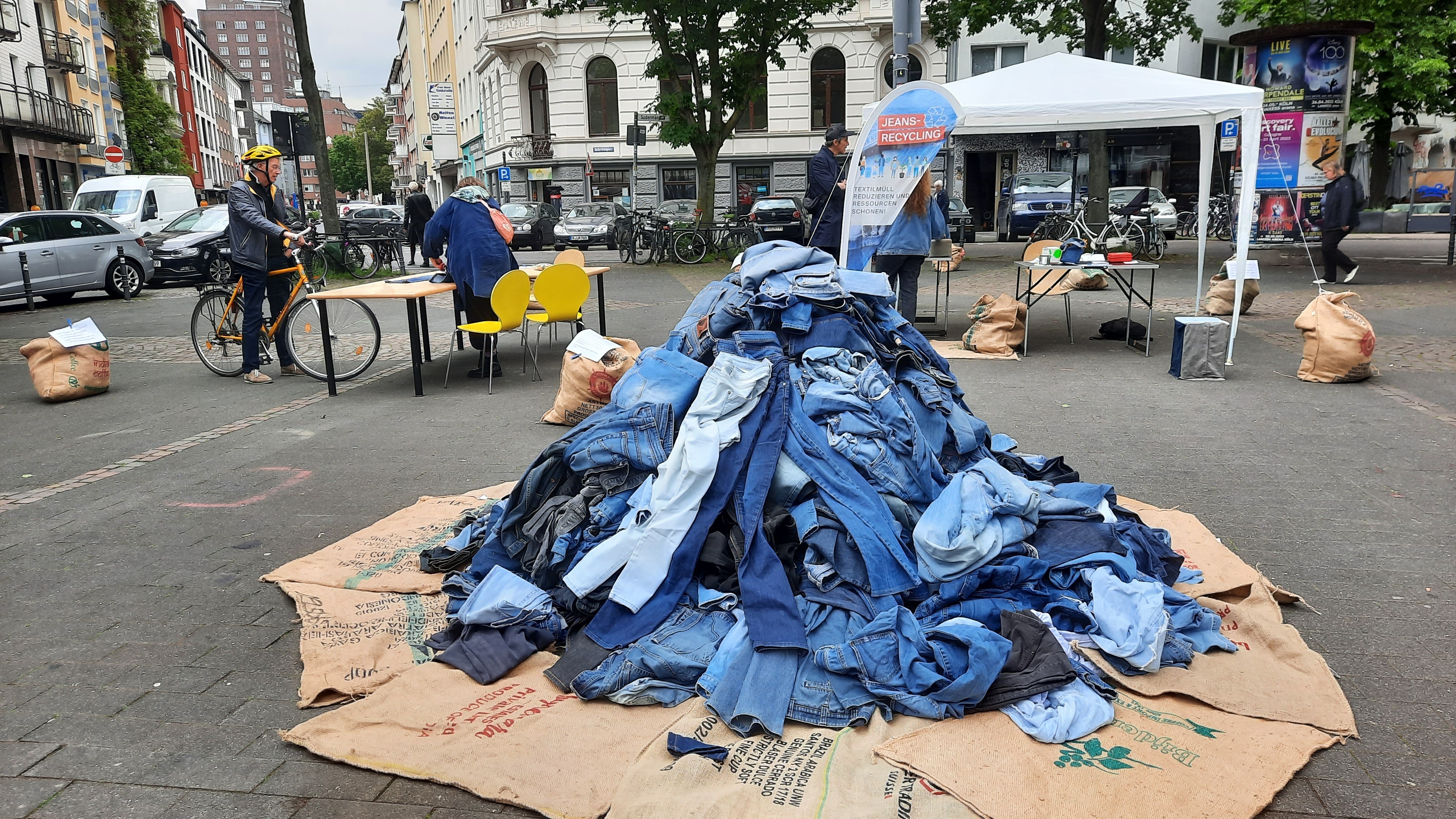 Demonstration für Jeans-Recycling in Köln. von privat