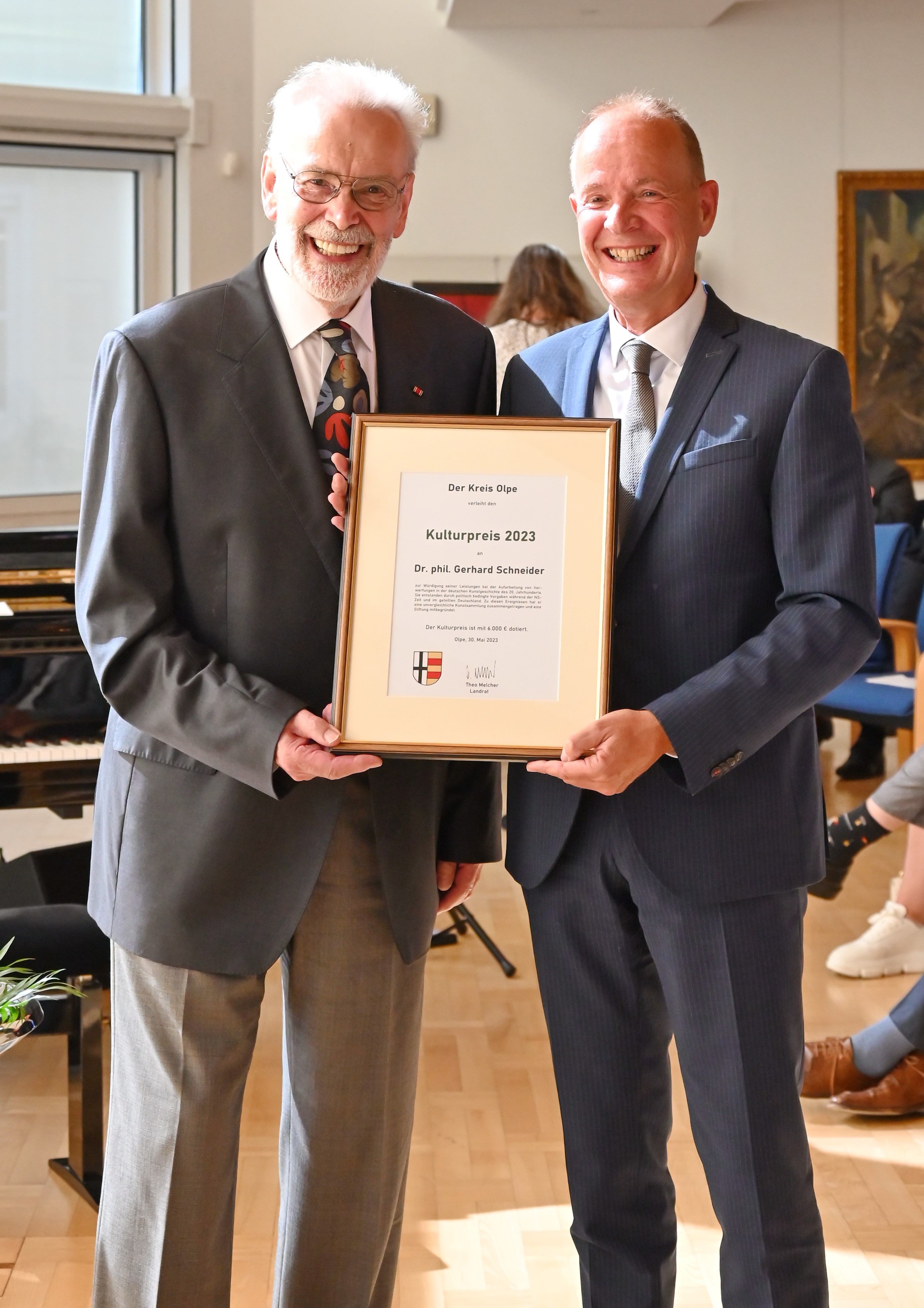 Dr. Gerhard Schneider (links) hat den Kulturpreis des Kreises Olpe erhalten. Die Verleihung erfolgte durch Landrat Theo Melcher. von Miriam Walkenbach