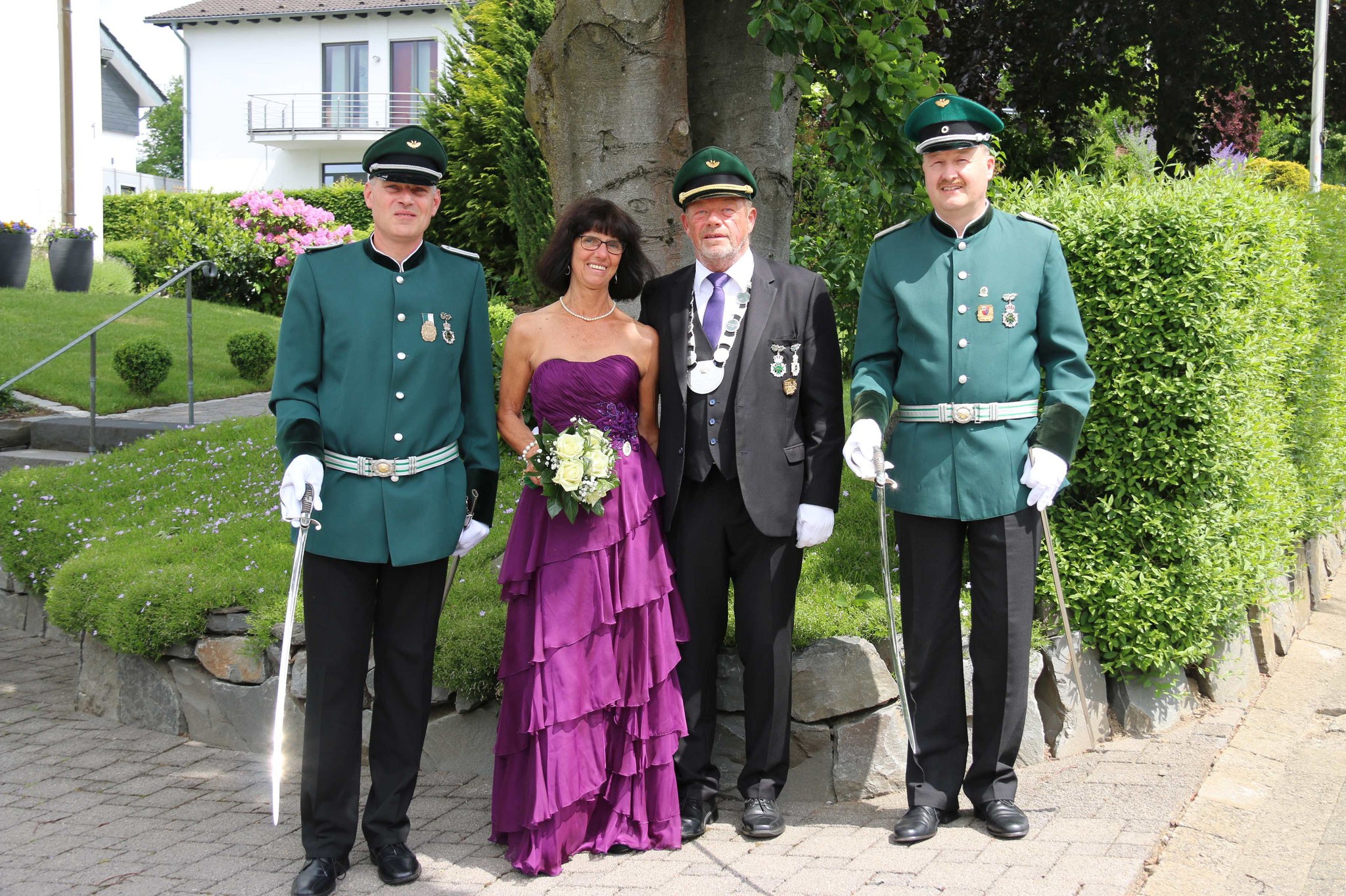 Das Kaiserpaar Ulrich und Renate Grebe mit seinen Offizieren. von privat