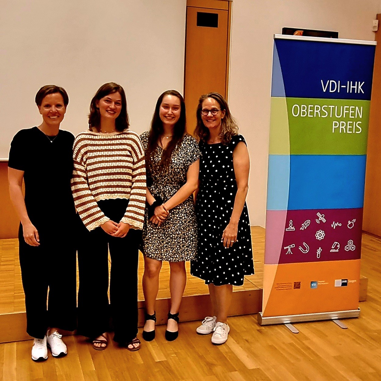 Die beiden erfolgreichen SGO-Schülerinnen mit ihren Fachlehrerinnen: Pia Weber, Maia Wuttke, Kathi Panas und Kerstin Paul-Meier (von links). von privat