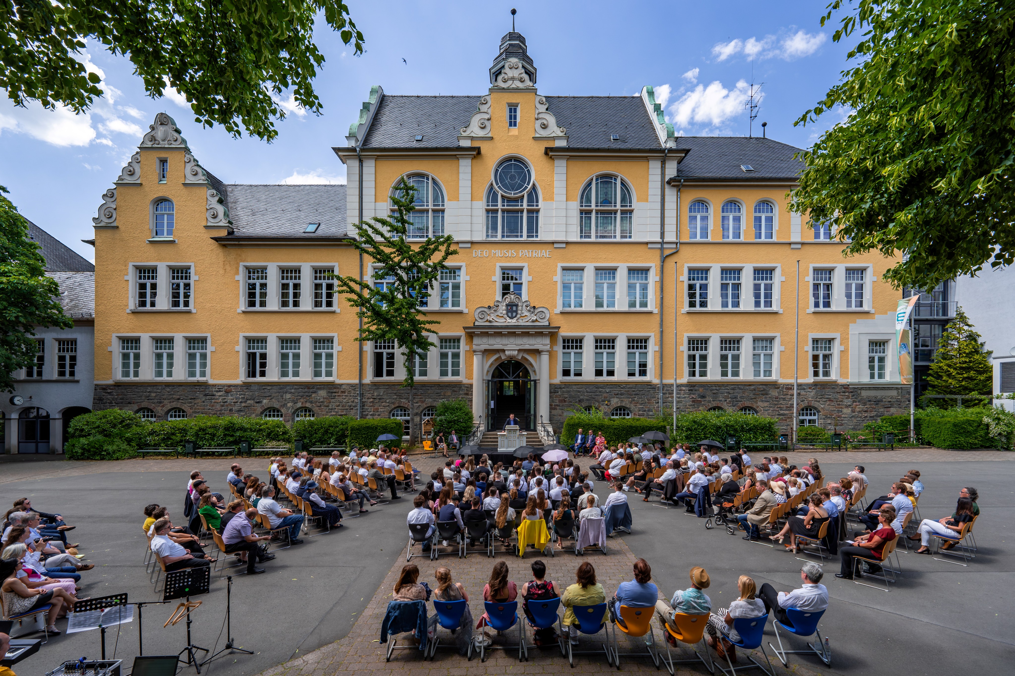 Die Zeugnisverleihung der Abiturientia 2023 des Rivius Gymnasiums Attendorn fand auf dem Schulhof statt. von Rivius Gymnasium