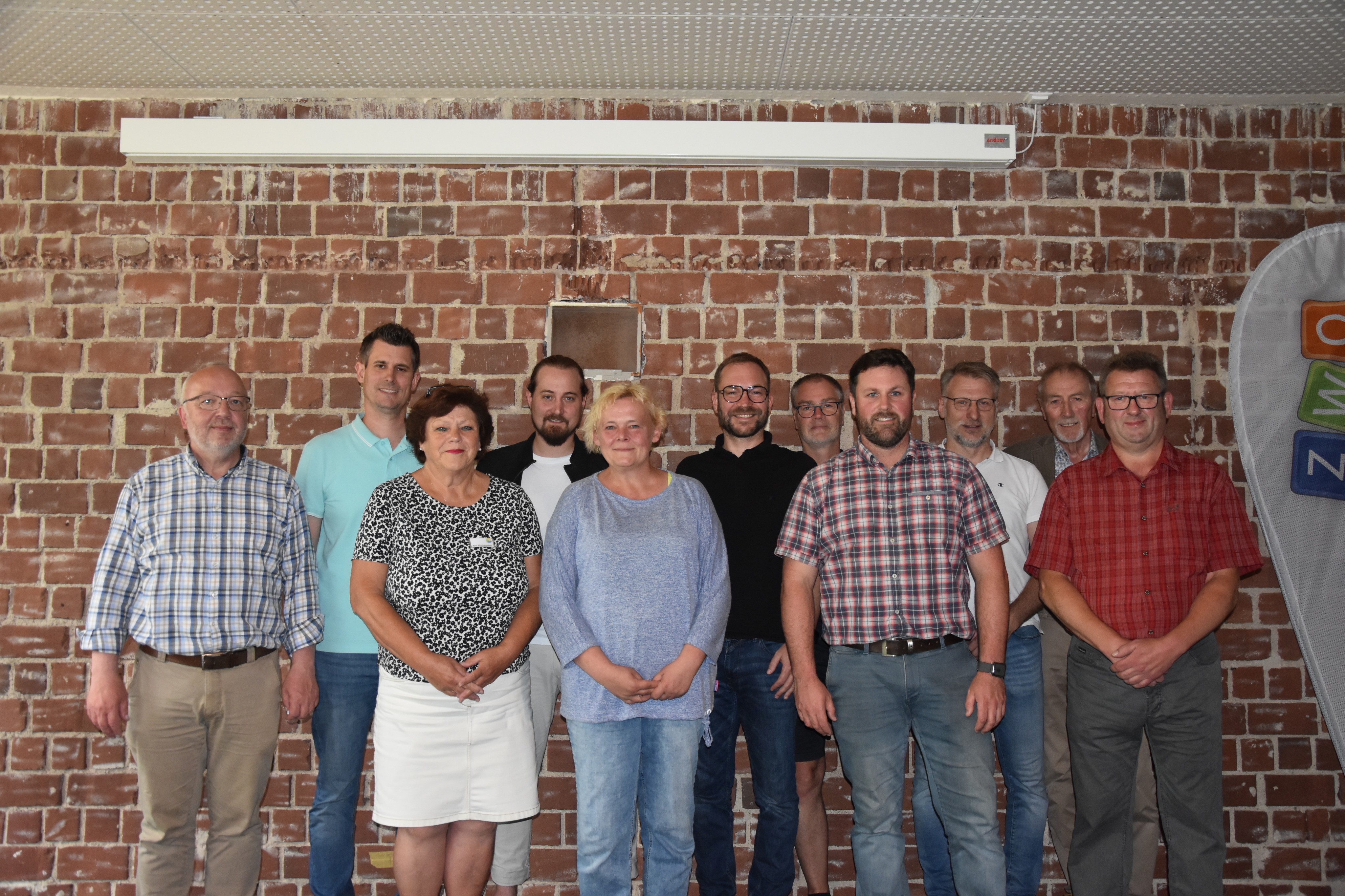 Auch Ottfingen war erneut erfolgreich: Peter Solbach, Markus Hohmann, Reni Zimmermann, Florian Schönauer, Nicole Williams, Daniel Halbe, Gerd Rawe, André Stock, Olaf Arns, Kunibert Kinkel und Ortsvorsteher Ralf „Ratz“ Bröcher (von links). von privat