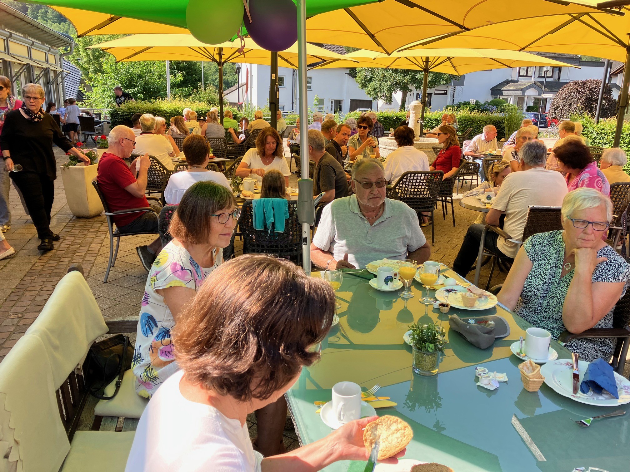 Das Dorf-Frühstück kam bei den Neu-Listernohlern gut an. von privat
