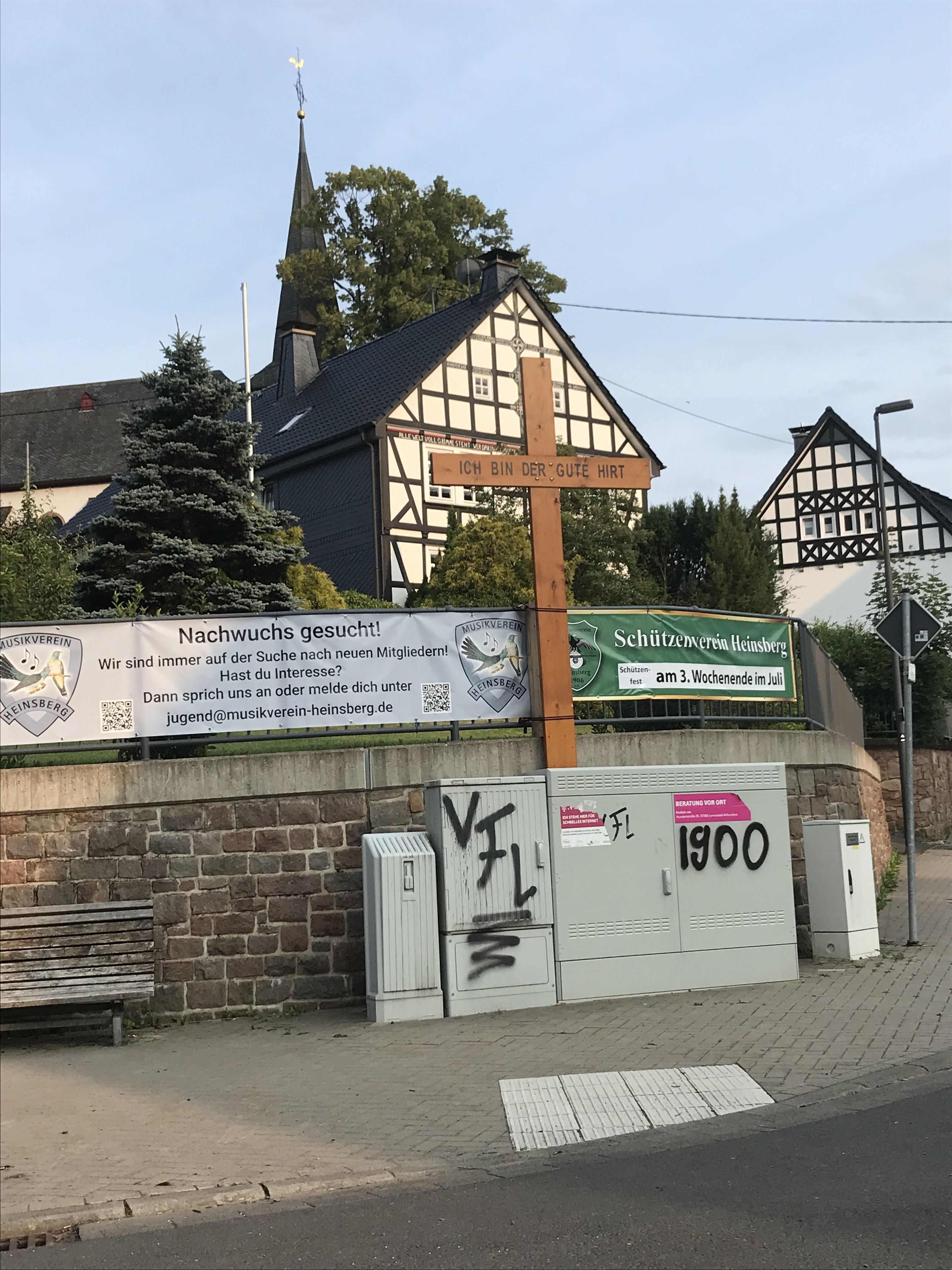 Gut sichtbar steht das Kreuz in der Ortsmitte von Heinsberg. von privat