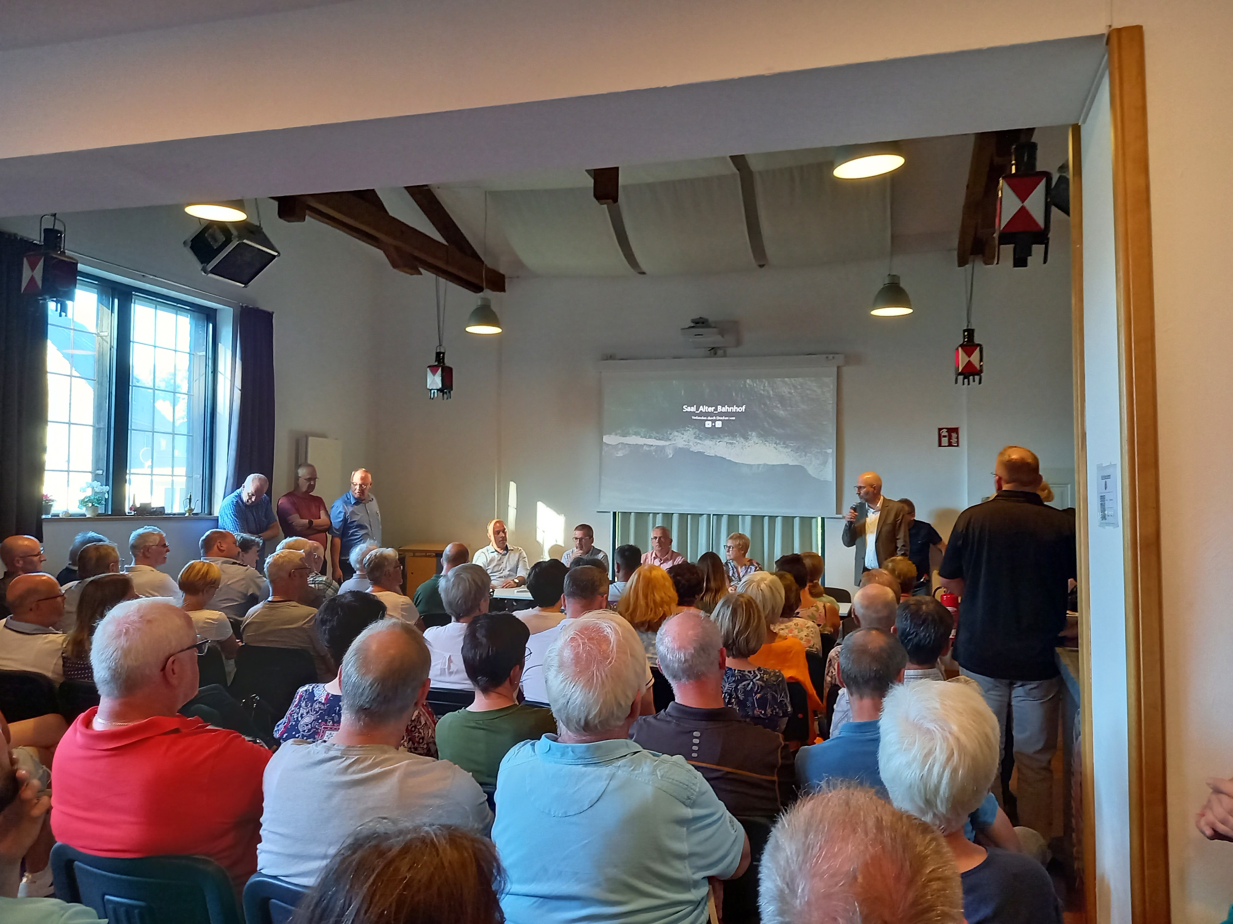 Bei einer Infoveranstaltung in Hützemert ging es heiß her: Die Stadt Drolshagen plant die Errichtung eines Übergangswohnheims für geflüchtete Menschen. von Miriam Walkenbach