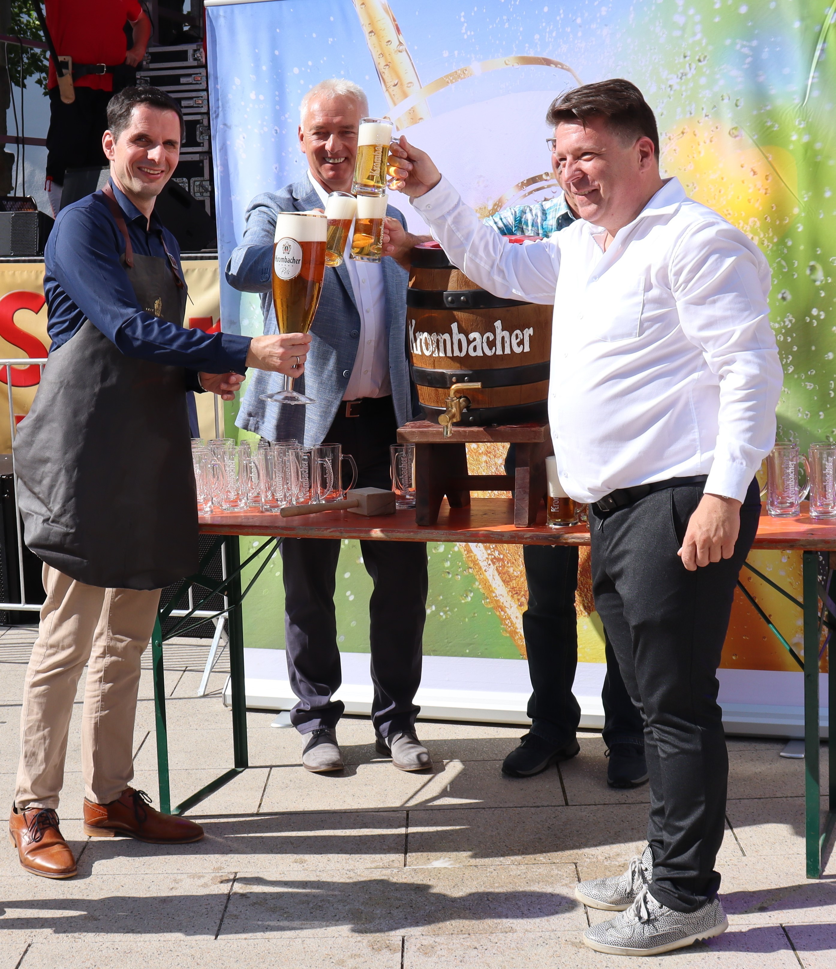 Das Attendorner Stadtfest ist mit dem Fassanstich von Bürgermeister Christian Pospischil (links) offiziell eröffnet worden. von Mona Pospischil