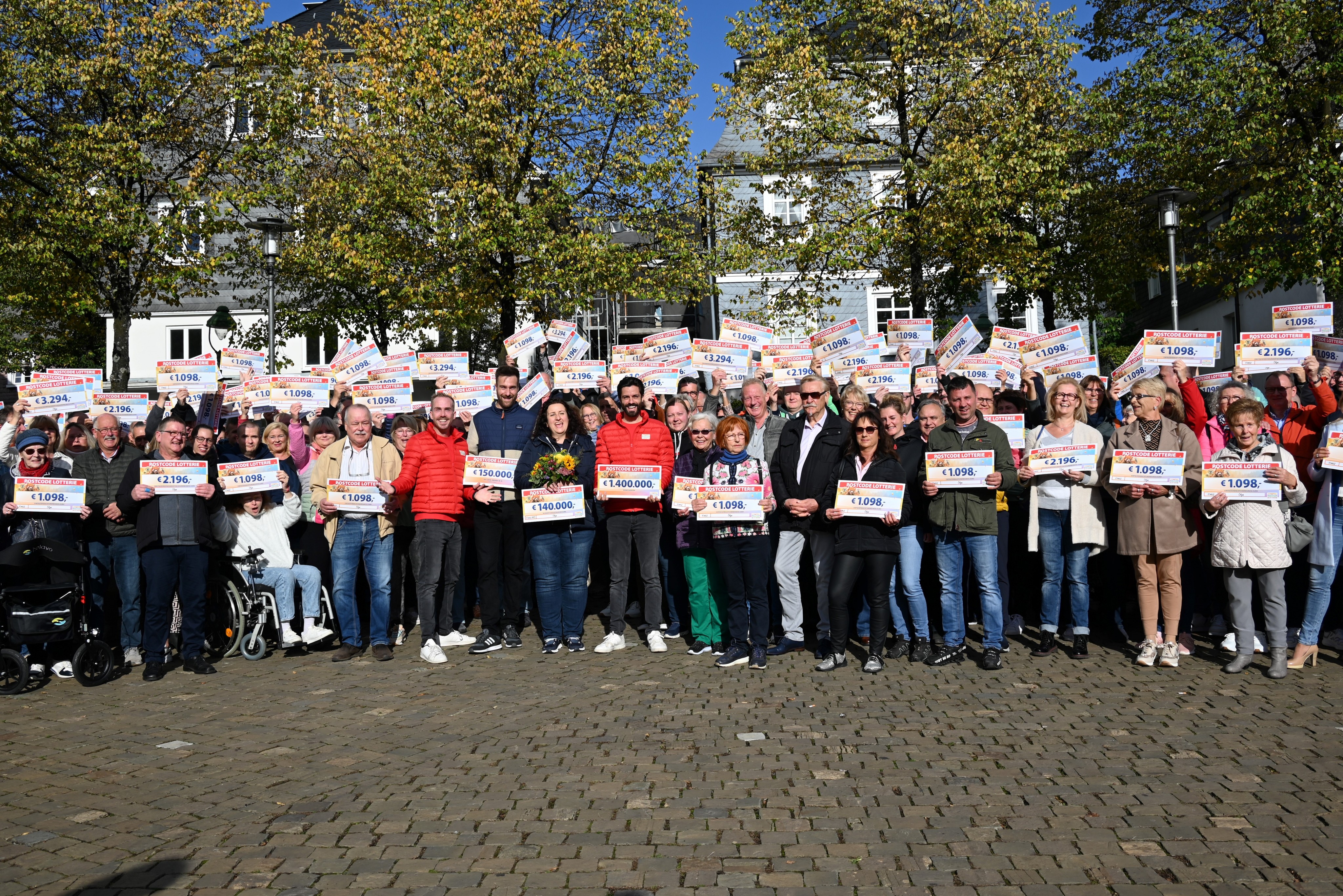 Zur offiziellen Bekanntgabe der Gewinner versammelten sich zahlreiche Menschen auf dem Olper Marktplatz. von Miriam Walkenbach