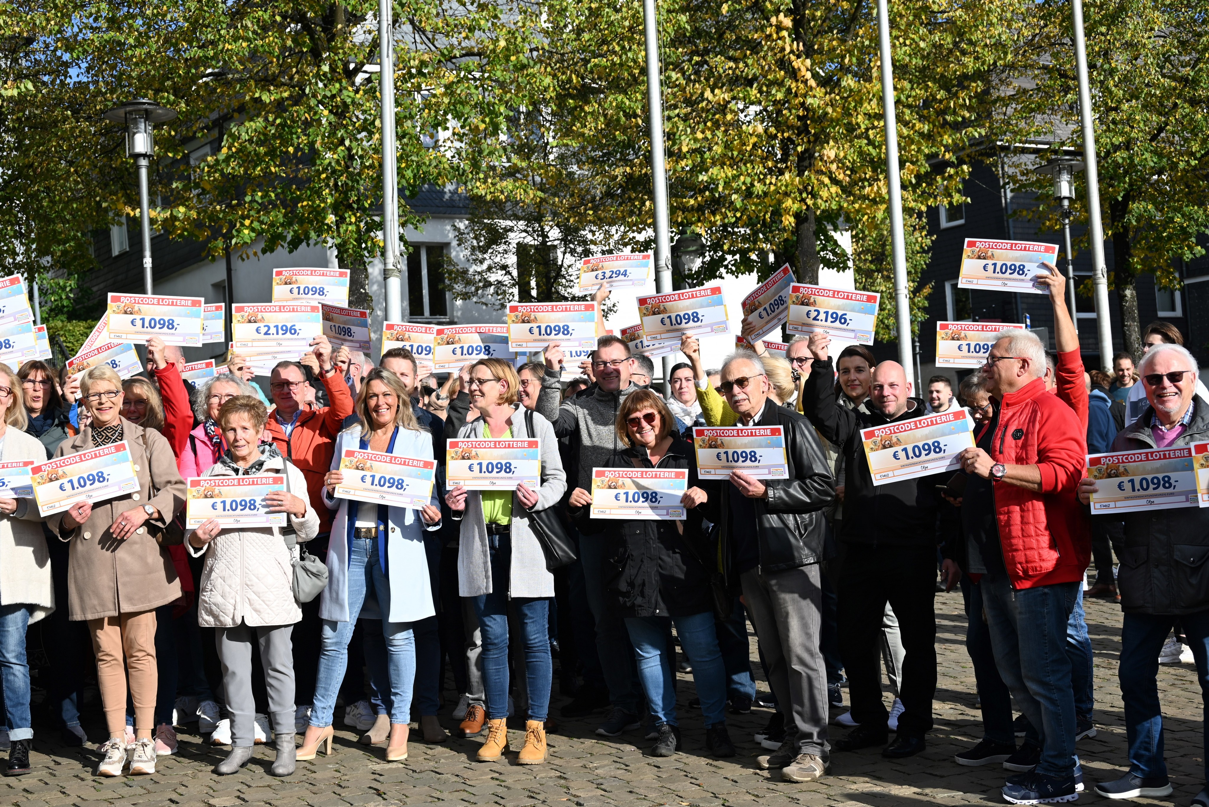 Insgesamt 1,4 Millionen Euro verteilte die Postcode-Lotterie im Rahmen des Oktober-Monatsgewinns in Olpe. von Miriam Walkenbach