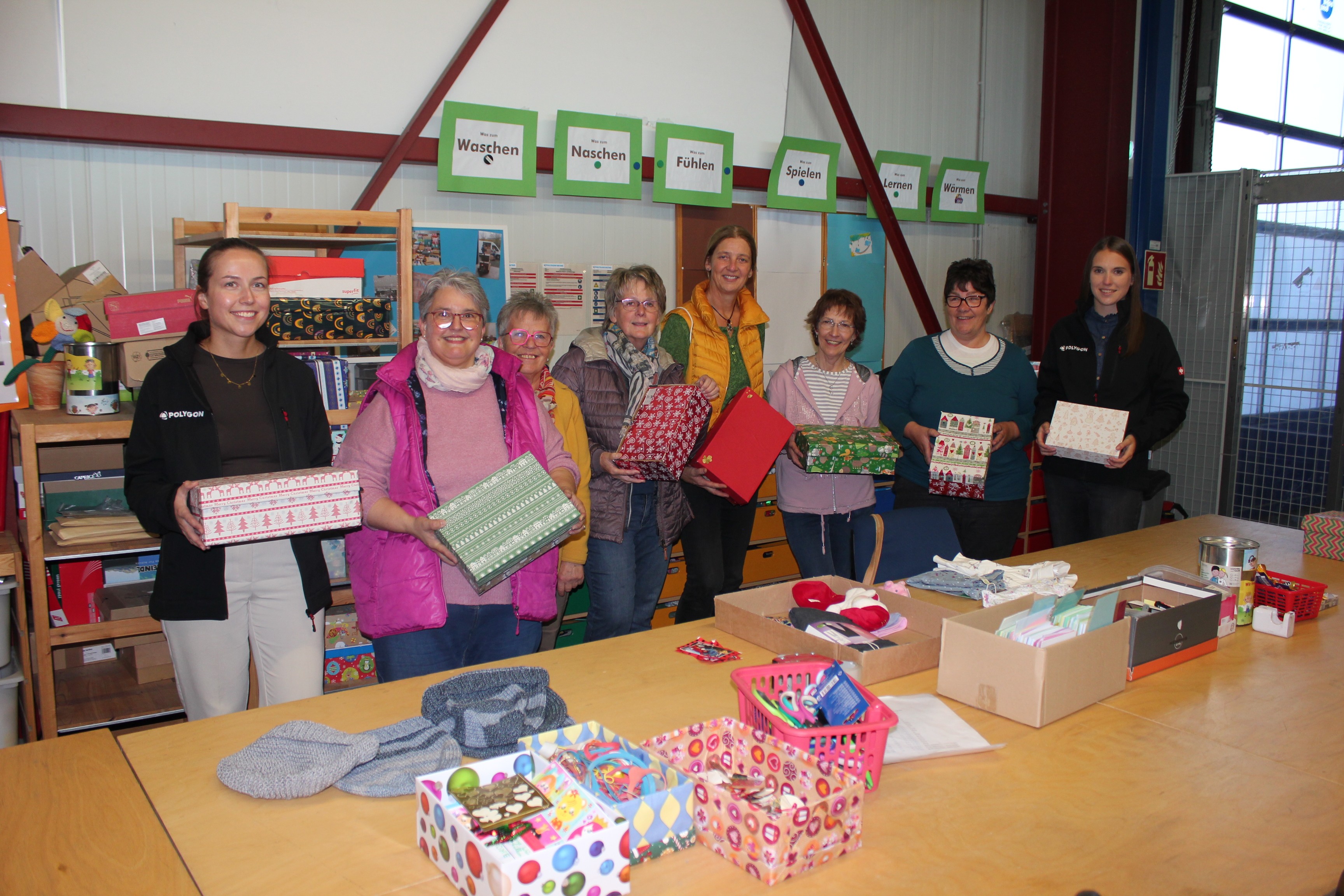 Freuen sich über viele Päckchen (von links): Sophie Stein, Claudia Grebe, Maria Hanses, Elvira Clemens, Sabine Leber, Dorothea Sondermann, Silvia Volpert und Lisa Burghaus. von Wolfgang Schneider