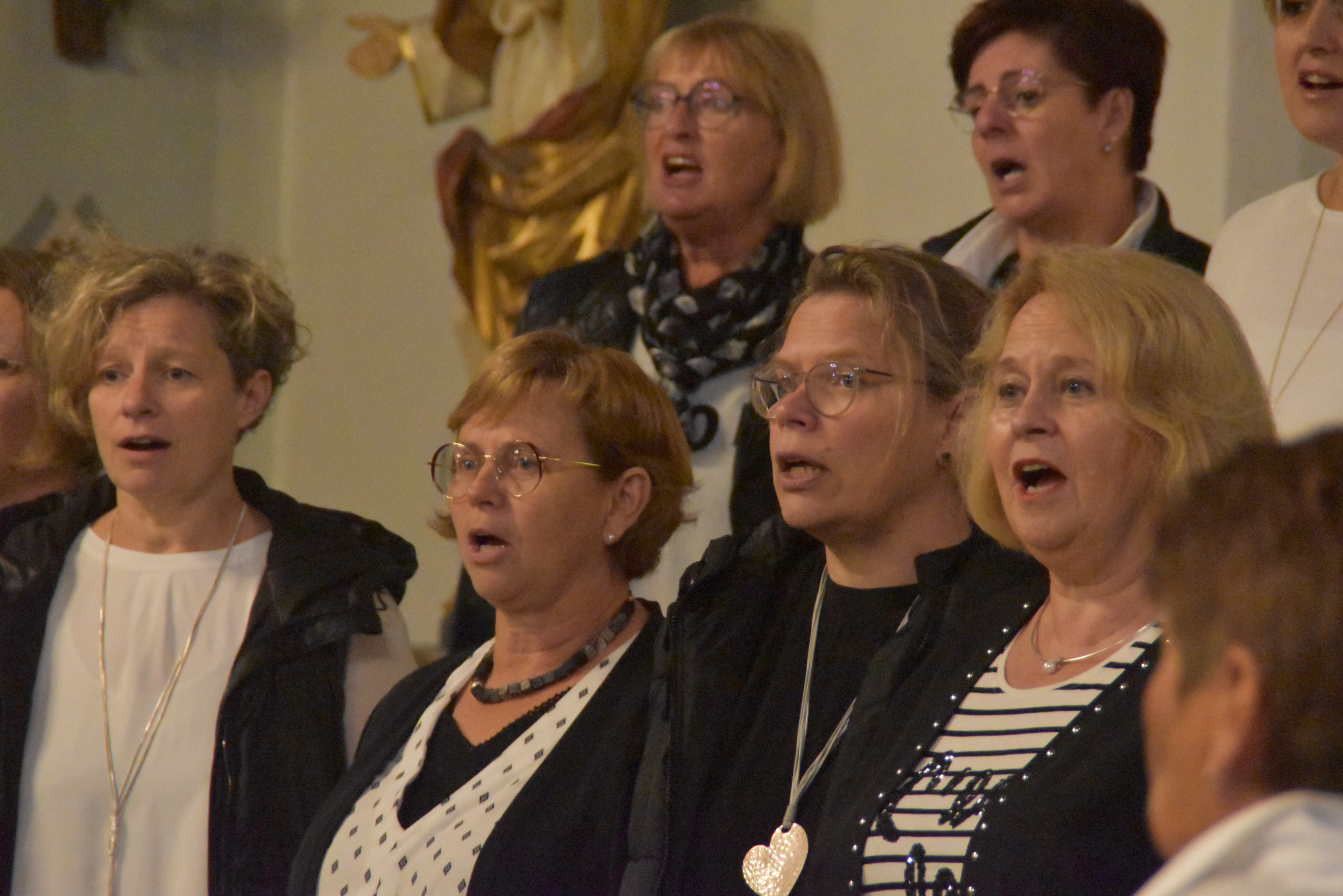 Quer durch die Geschichte der Musik entführte der Frauenchor „Fun & Joy“ die Besucher. von Nicole Voss