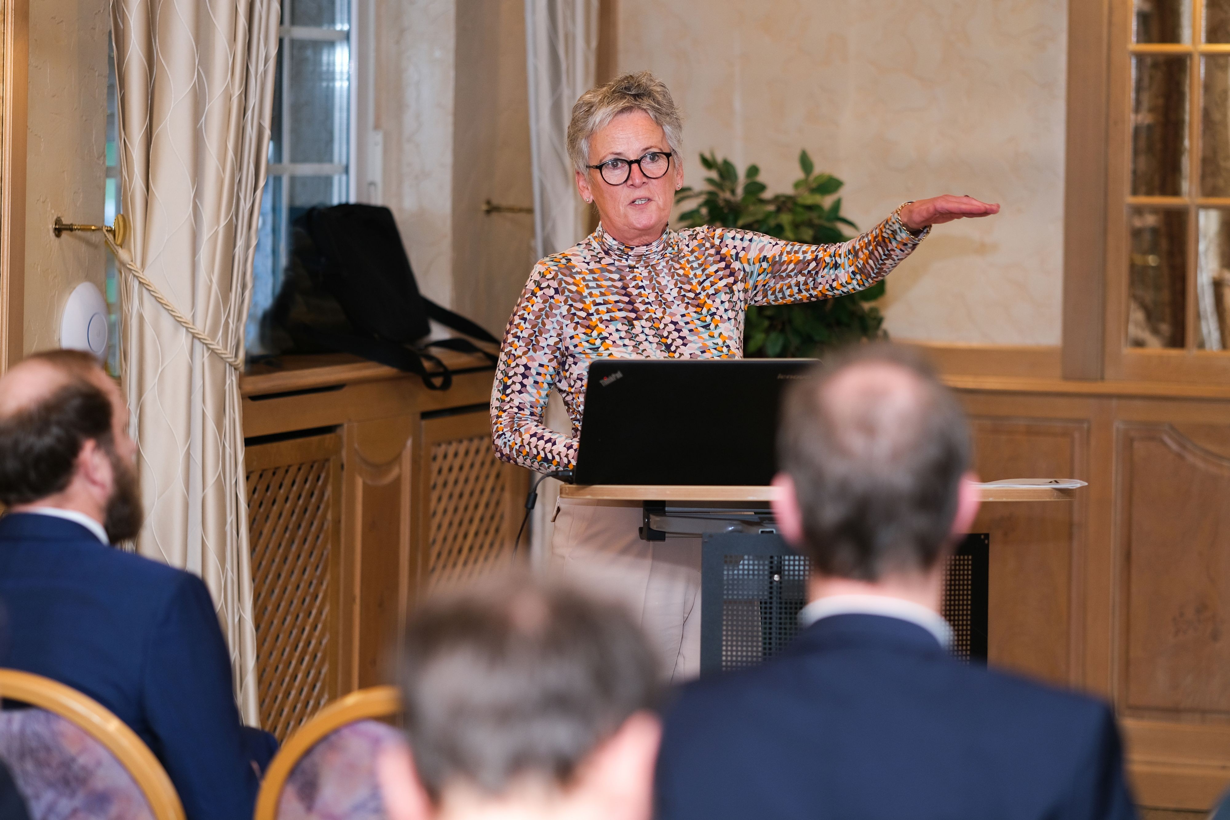 Olper Stammtisch Vortrag: Elfriede Sauerwein-Braksiek erläuterte auf Einladung der IHK Siegen aktuelle Herausforderungen bei den Brückenneubauten der A45. von IHK Siegen