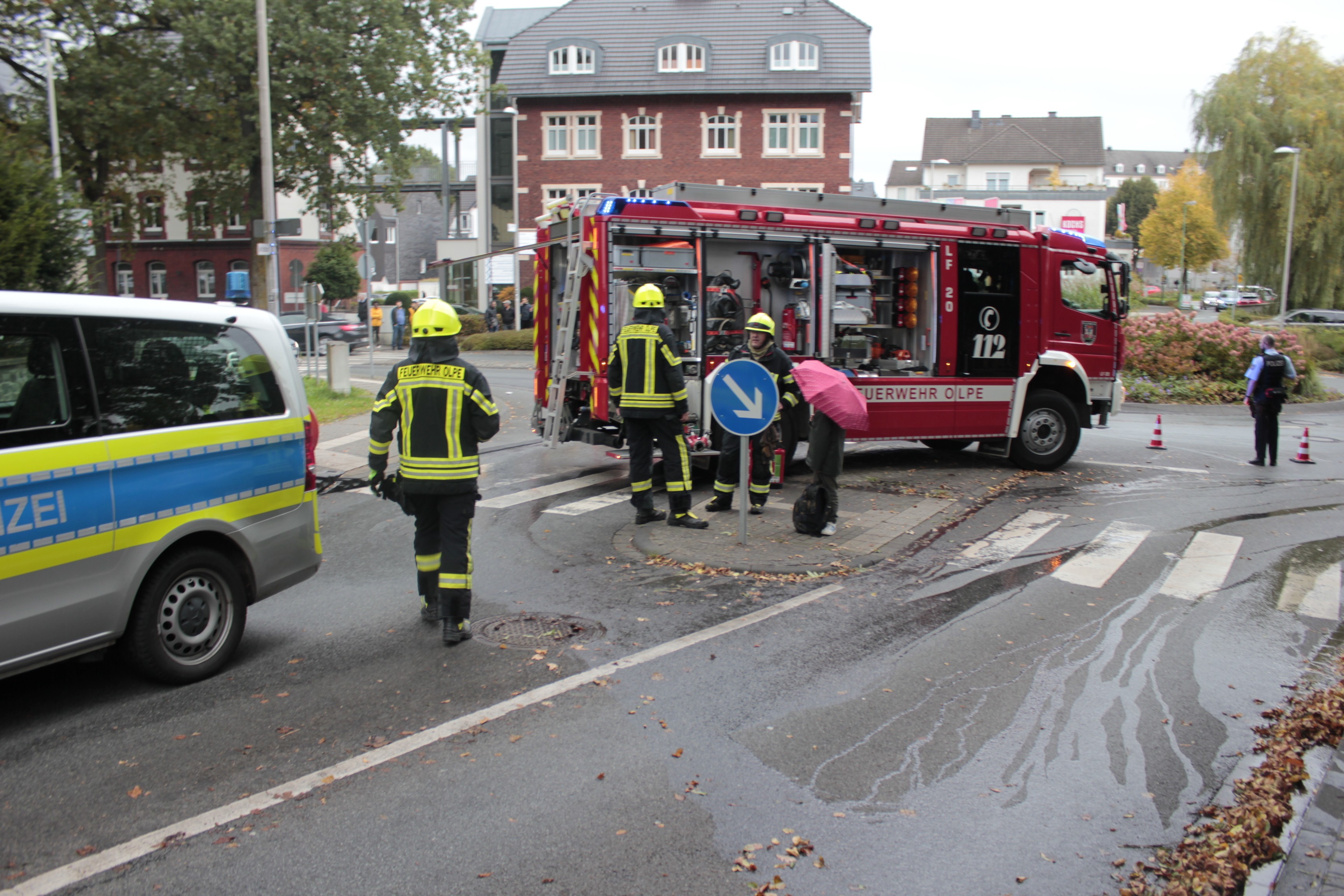 Bei einem Unfall auf der Straße Am Bratzkopf in Olpe sind am Dienstagnachmittag, 24. Oktober, zwei Menschen schwer verletzt worden. Feuerwehr, Polizei und Rettungsdienst waren im Einsatz. von Wolfgang Schneider