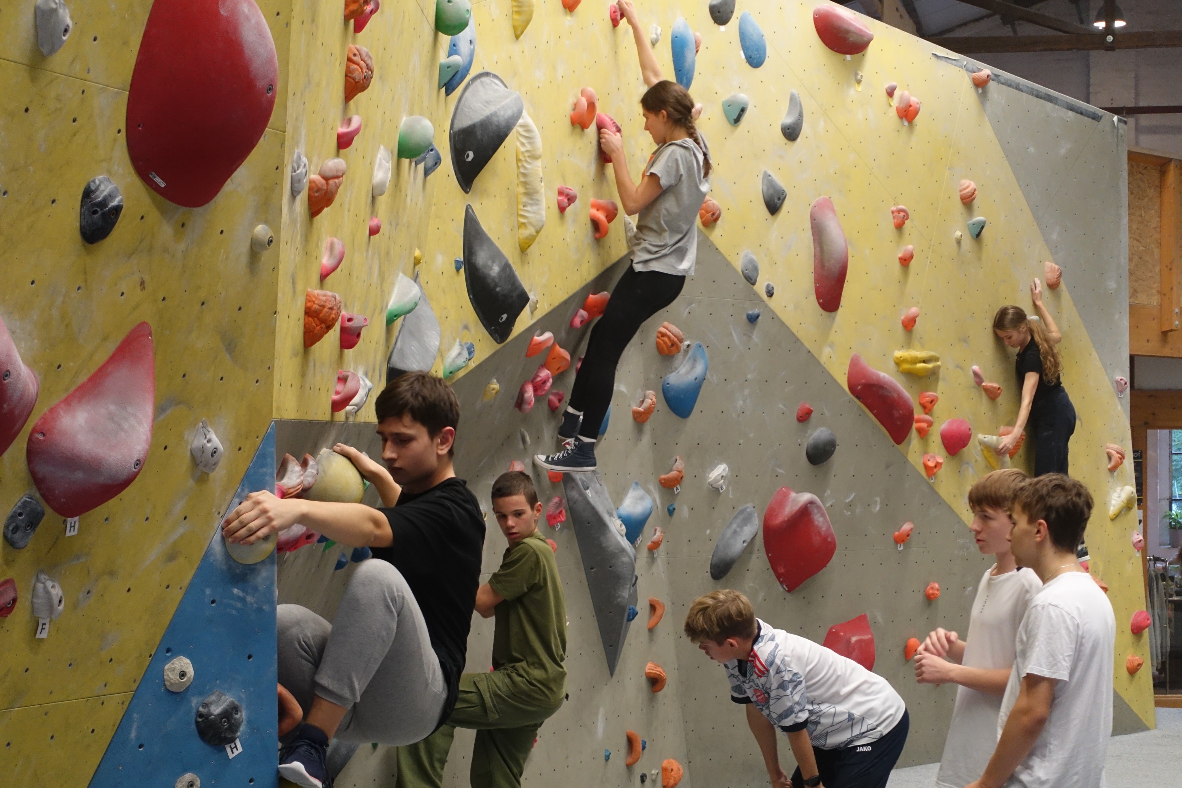 Beim gemeinsamen Besuch in der Boulderhalle unterstützten sich die Jugendlichen gegenseitig und hatten viel Spaß. von privat