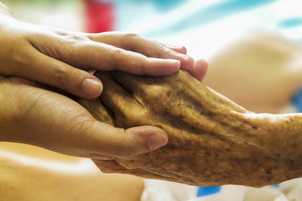 Begleitung bis zum Schluss: Die ehrenamtlichen Hospizmitarbeiterinnen schenken dem sterbenden Menschen Zeit und Aufmerksamkeit. von pixabay