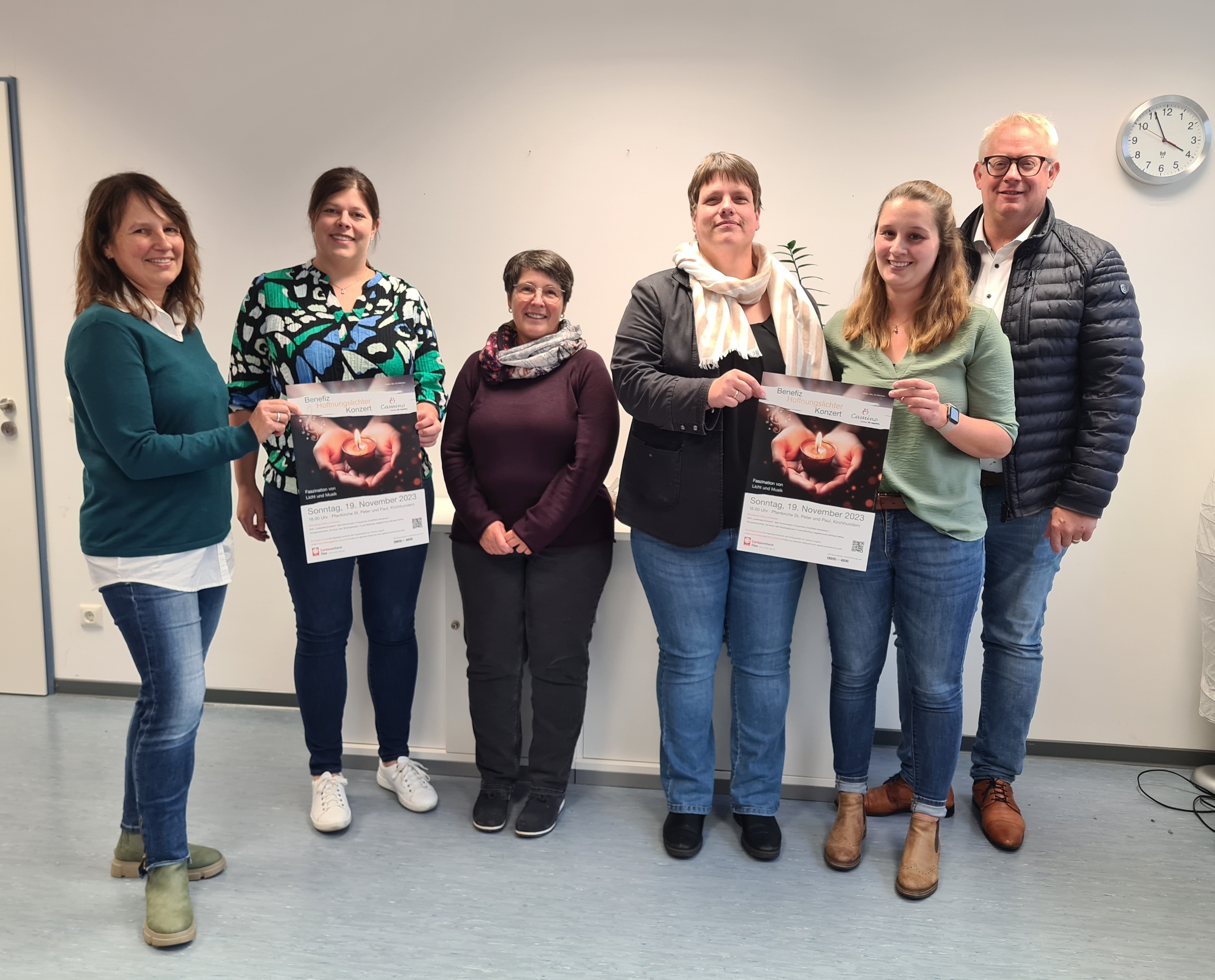 Freuen sich auf das Konzert: Karolin Schmidt (Leitung Caritas-Zentrum Kirchhundem), Tanja Hilden, Gisela Simon, Nadine Müller, Lea Peterekes (Koordinatorinnen für Camino in Lennestadt und Kirchhundem), Dirk Schürmann (Leitung Caritas-Zentrum Lennestadt) von privat