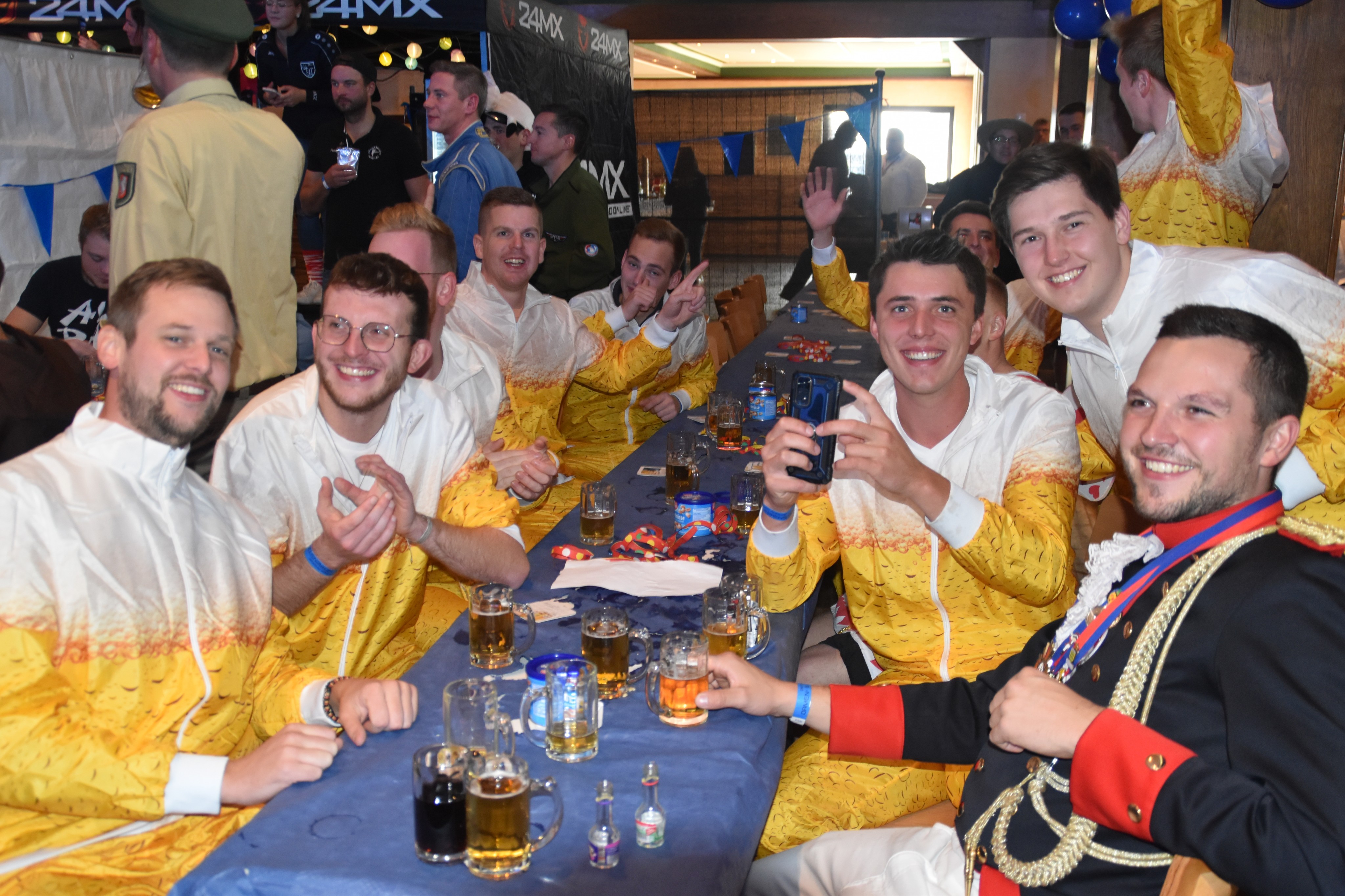 Auch die Männer schmeißen sich in ein buntes Kostüm und haben sichtlich Spaß. von Nicole Voss