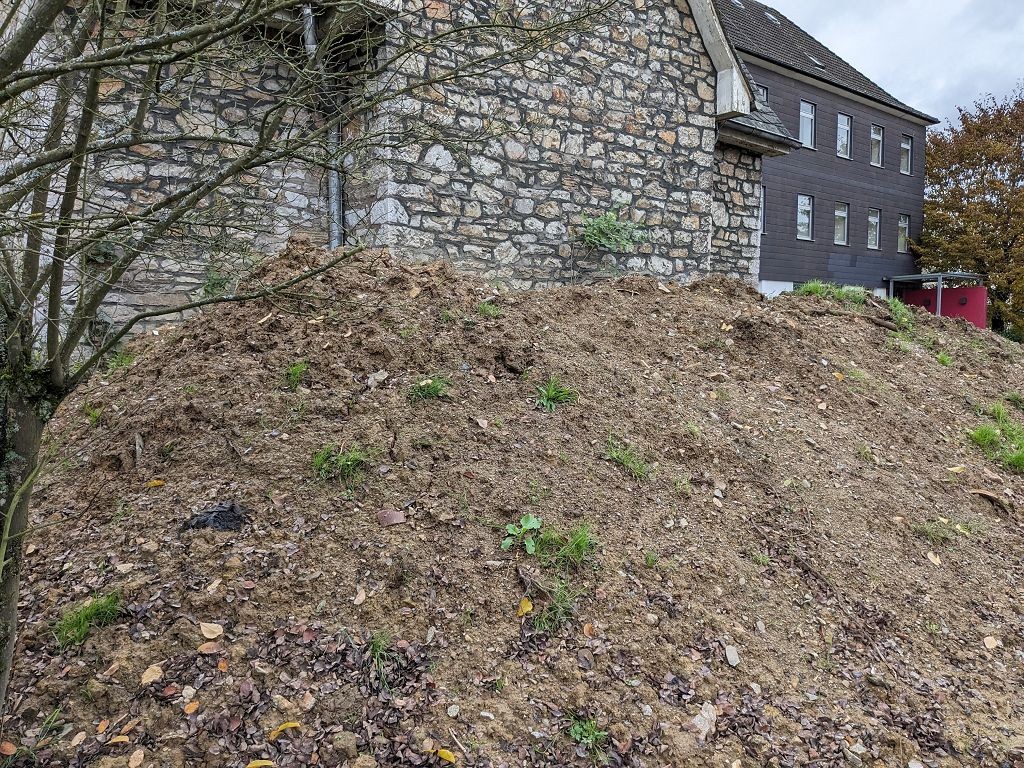 Der Erdaushub wurde noch nicht wieder beseitigt. von privat