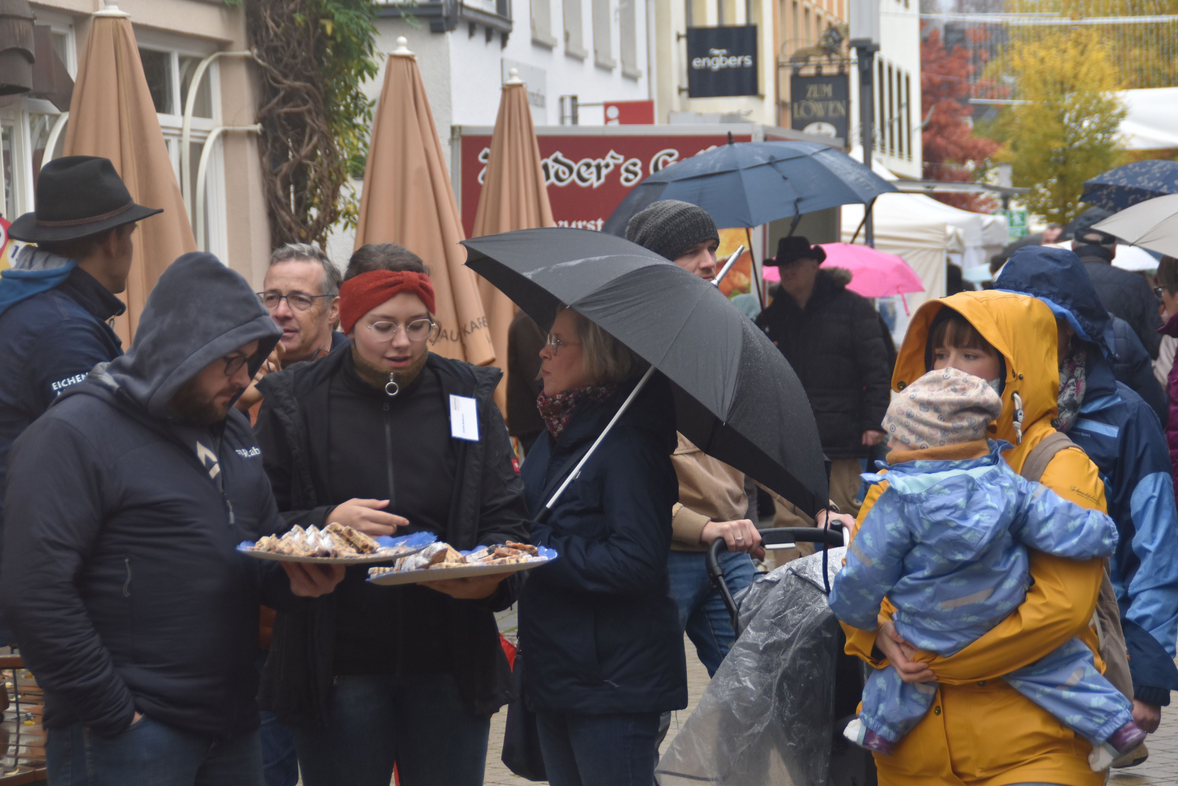 Gerne probierten die Besucher des Martini Marktes die Stollen. von Nicole Voss