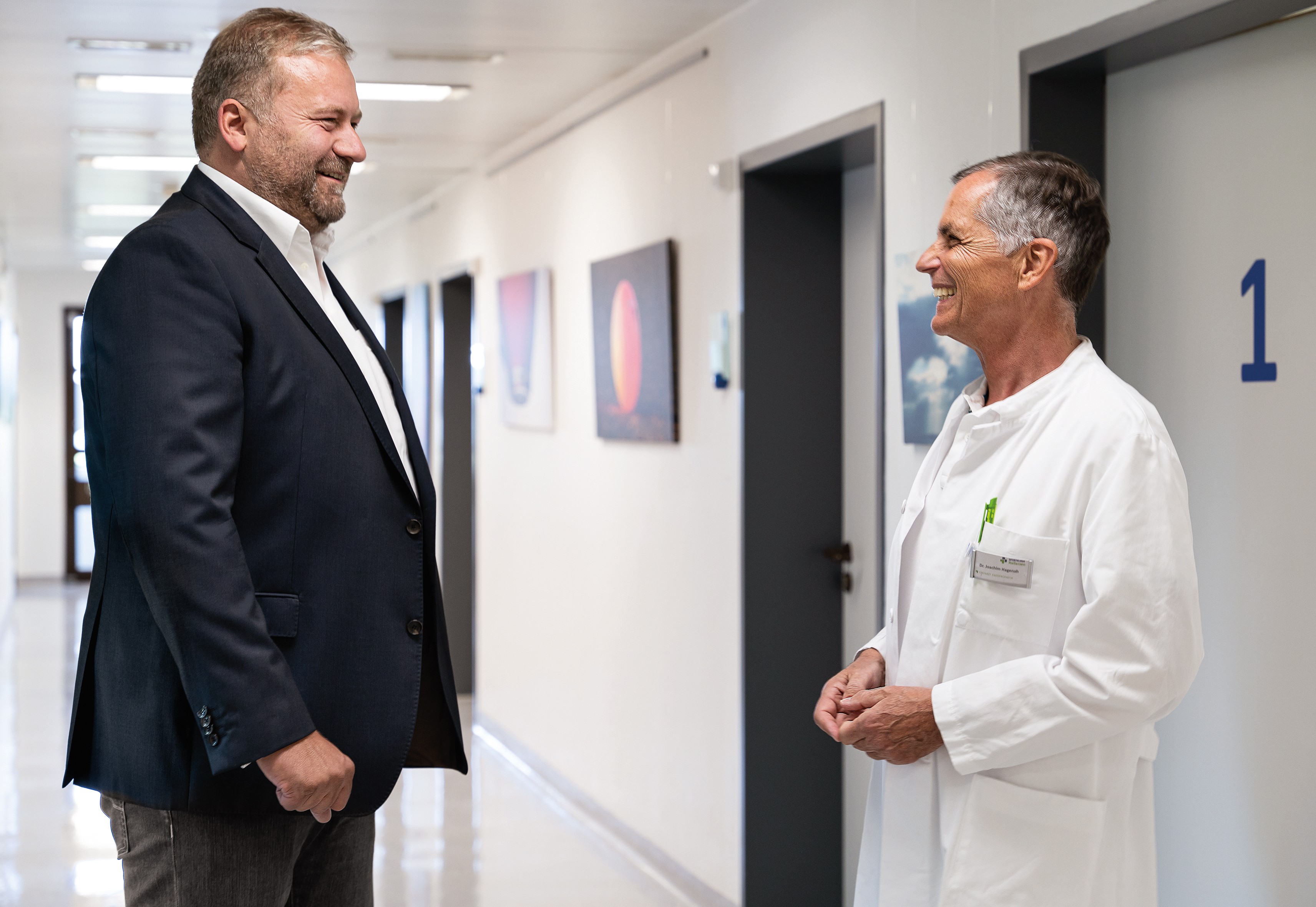 „Wir sind stolz auf unsere Klinik und darauf, den Menschen der Region einen so hervorragenden Service bieten zu können“, sagt Dirk Burghaus, Vorstandsvorsitzender der Sportklinik Hellersen. von Sportklinik Hellersen