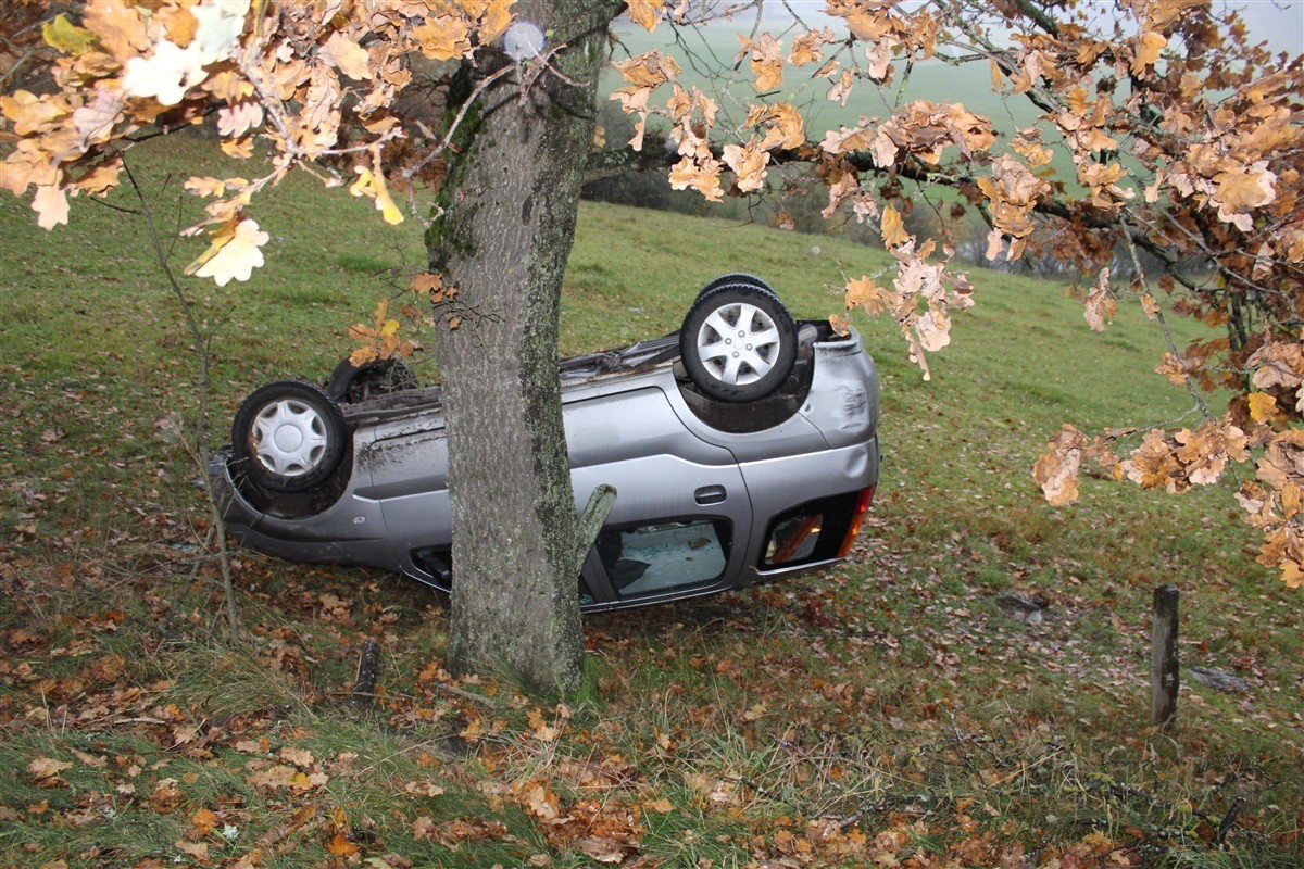 Der schwerverletzte Mann kletterte nach dem Unfall eigenständig aus seinem Auto. von Polizei Siegen