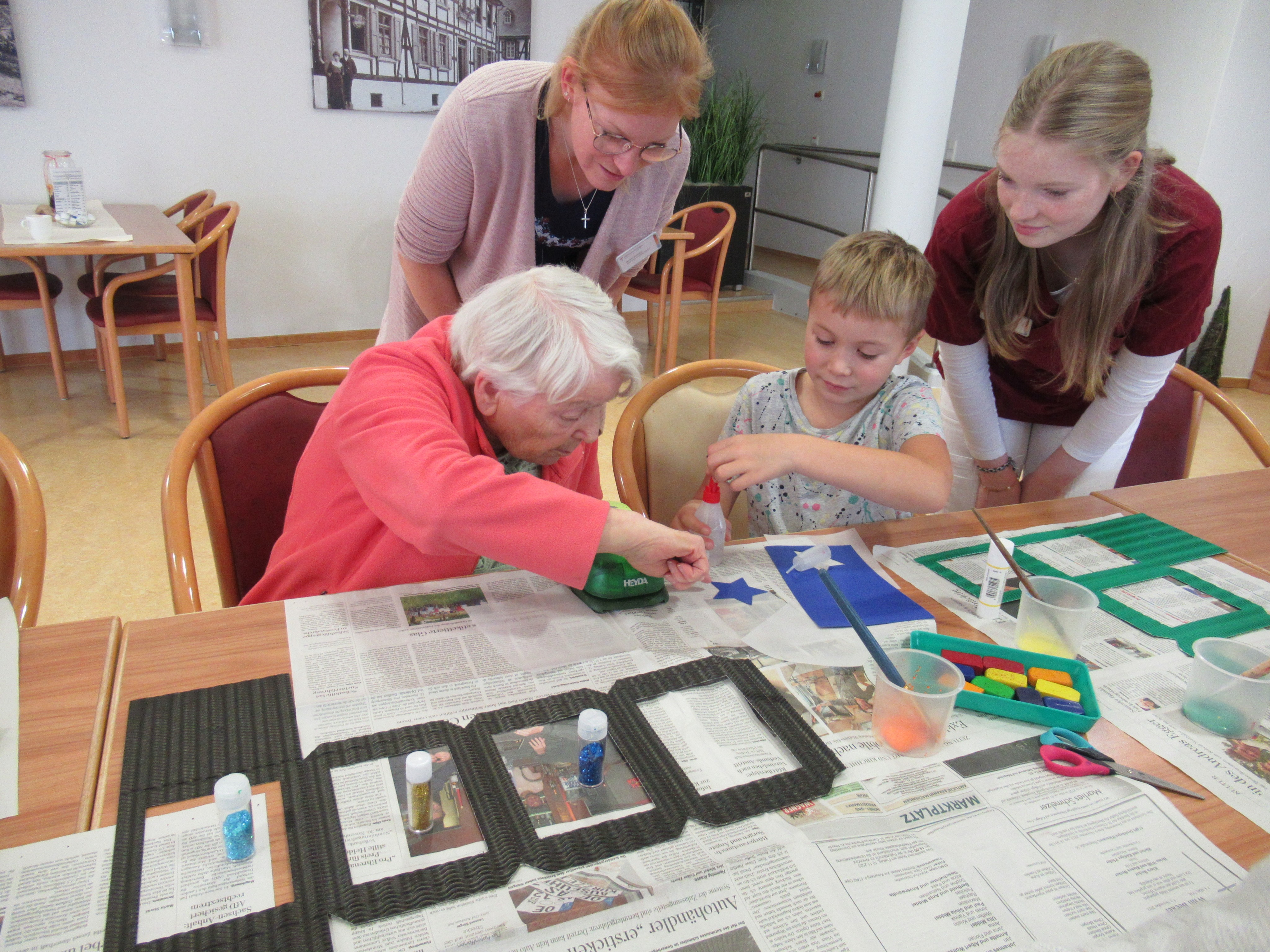 Gemeinsam bastelten Jung und Alt im Seniorenzentrum St. Gerhardus am Martinstag bunte Laternen. von privat