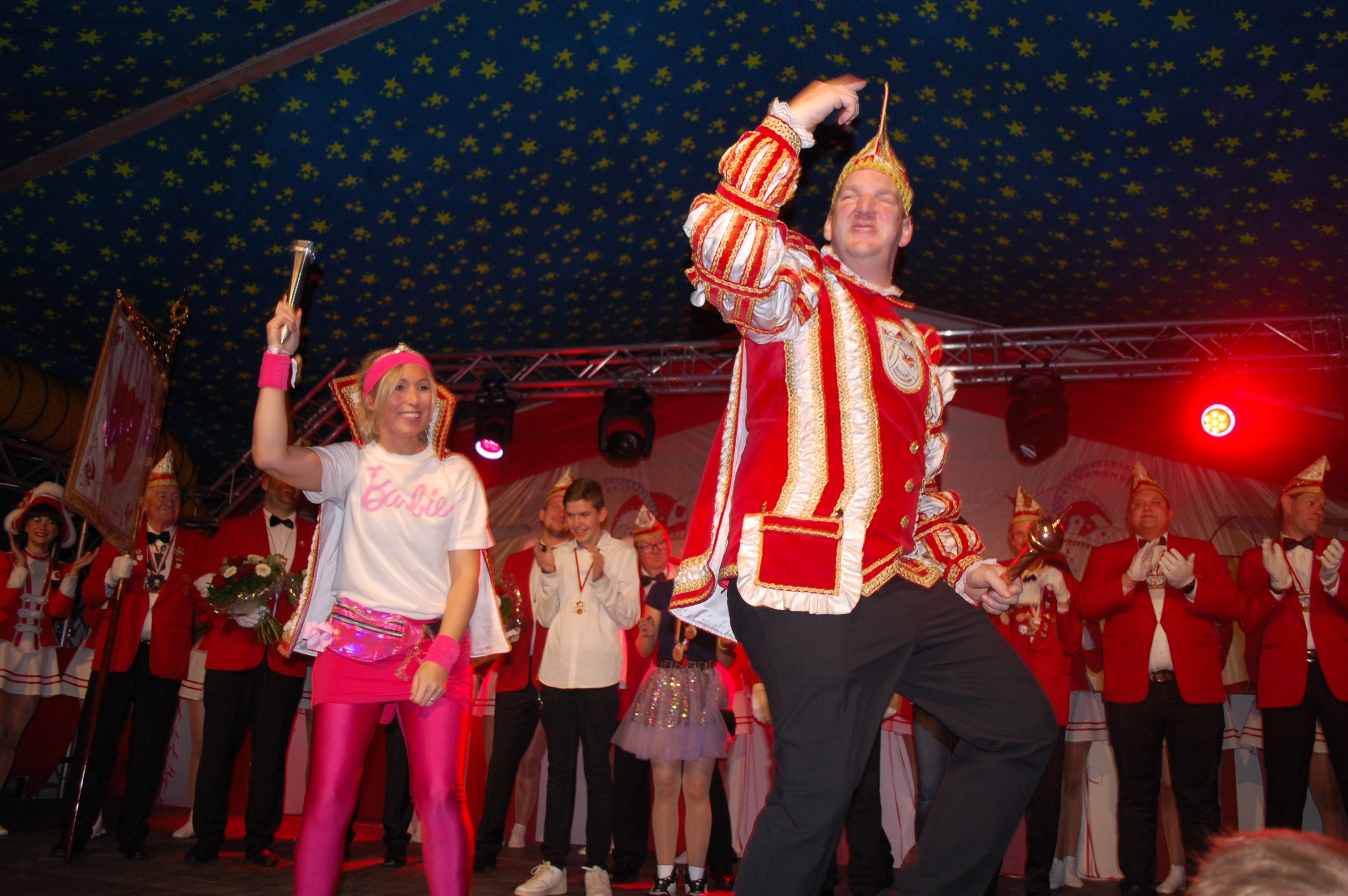 Das strahlende Prinzenpaar Dirk und Tine Schrage tanzt über die Bühne. von Rebecca Klein