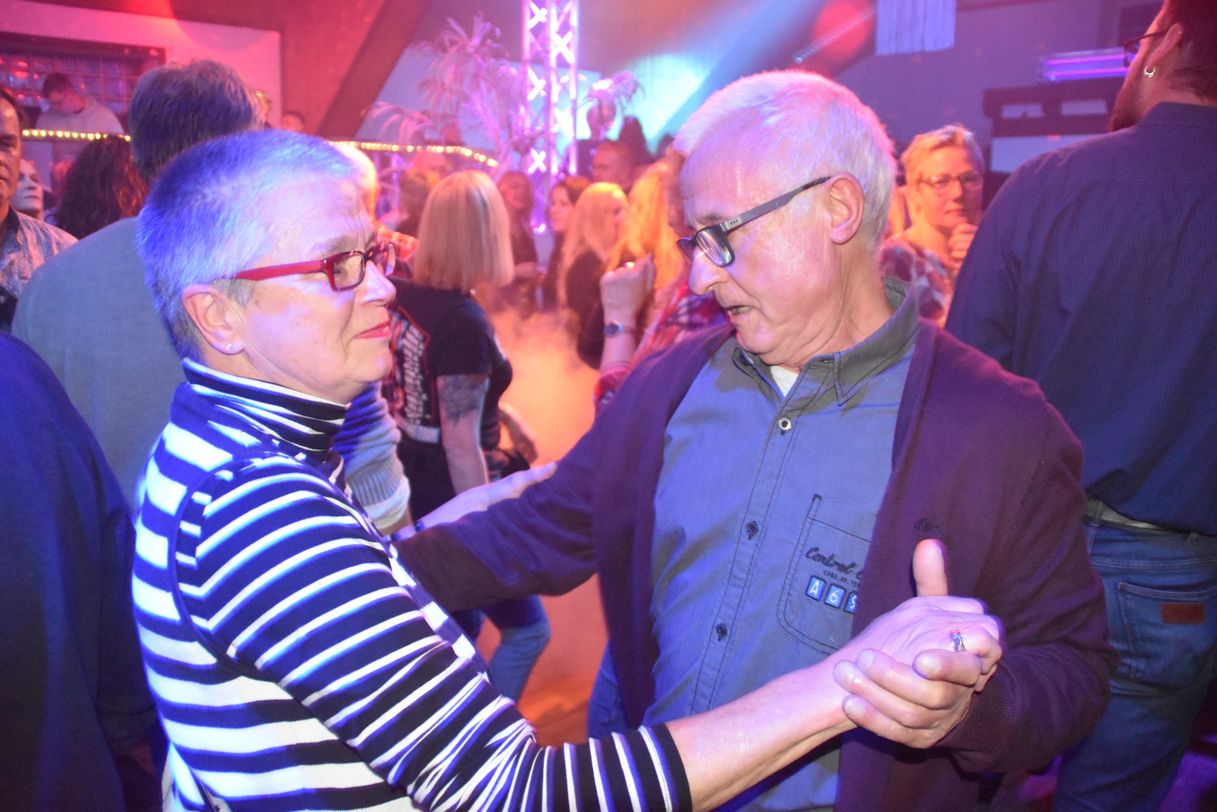 Ein Tänzchen geht immer. von Nicole Voss