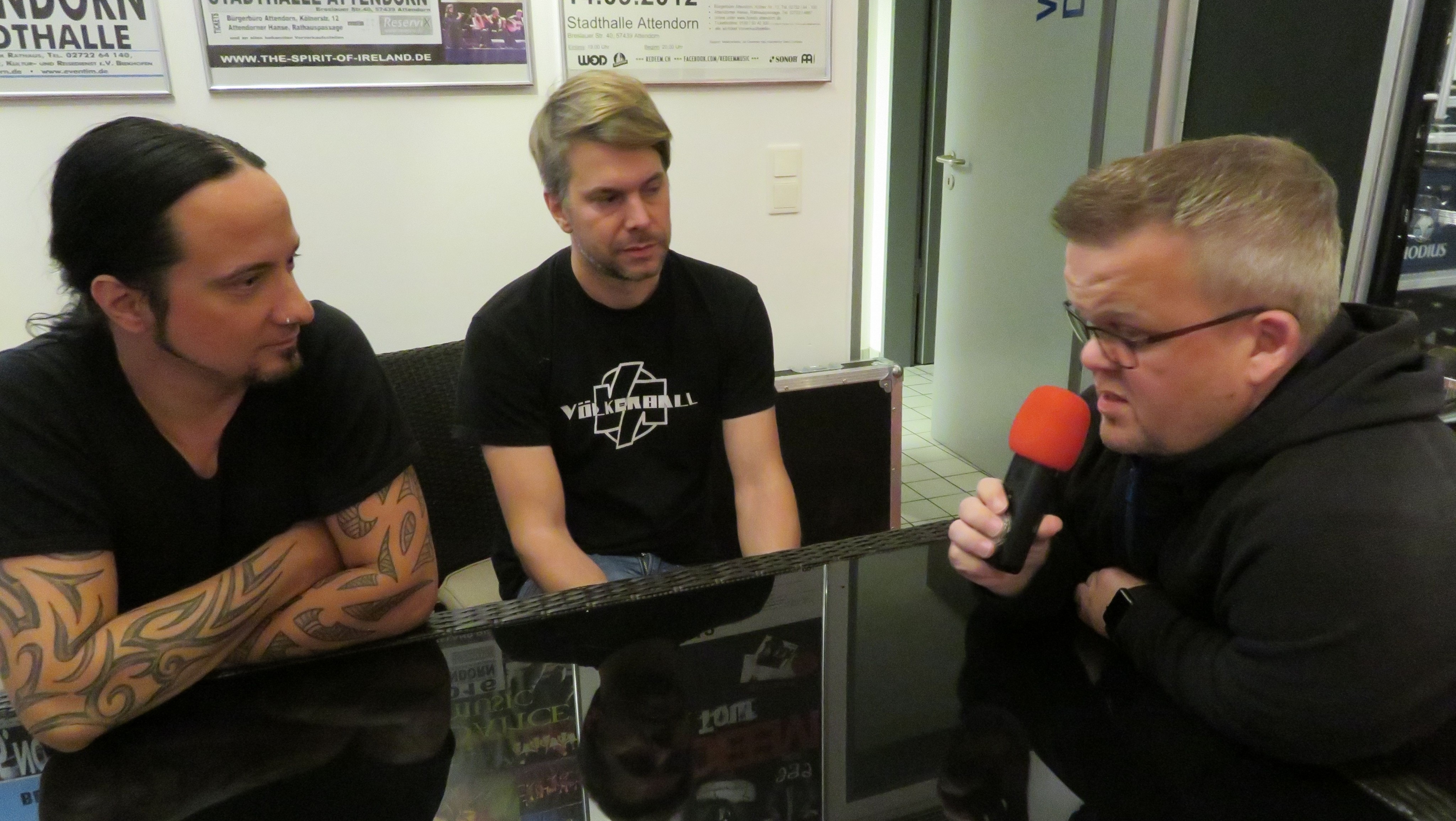 Olaf Knoth (r.) im Gespräch mit Dirk Oechsle und Tobias Kaiser von Völkerball. von privat