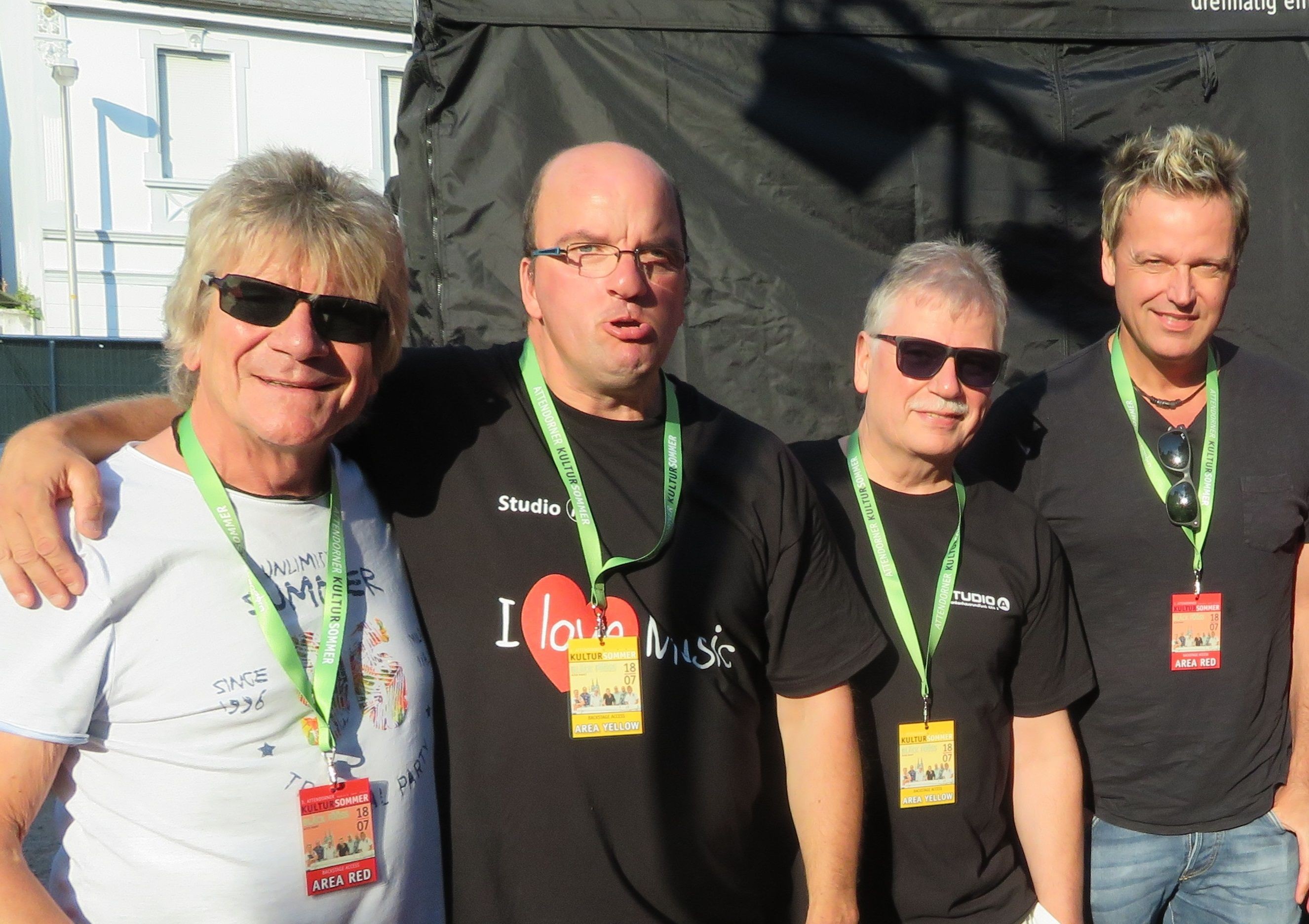 Auch Bömmel (l.) und Mirko (r.) von den Bläck Fööss standen Rede und Antwort. von privat