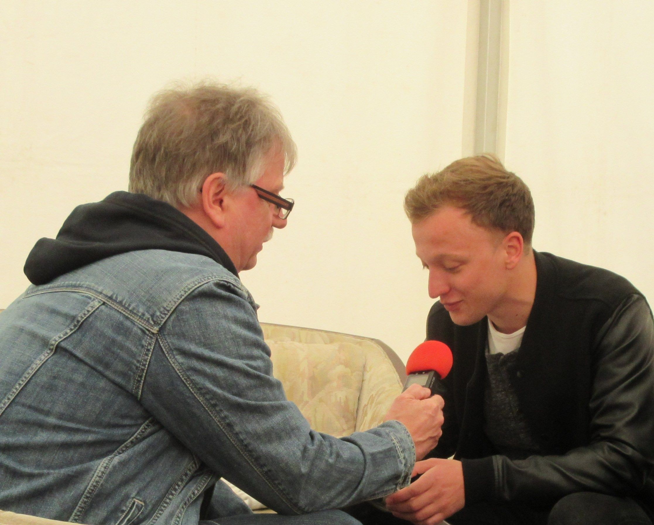 Rainer Müller (l.) spricht mit Joris. von privat