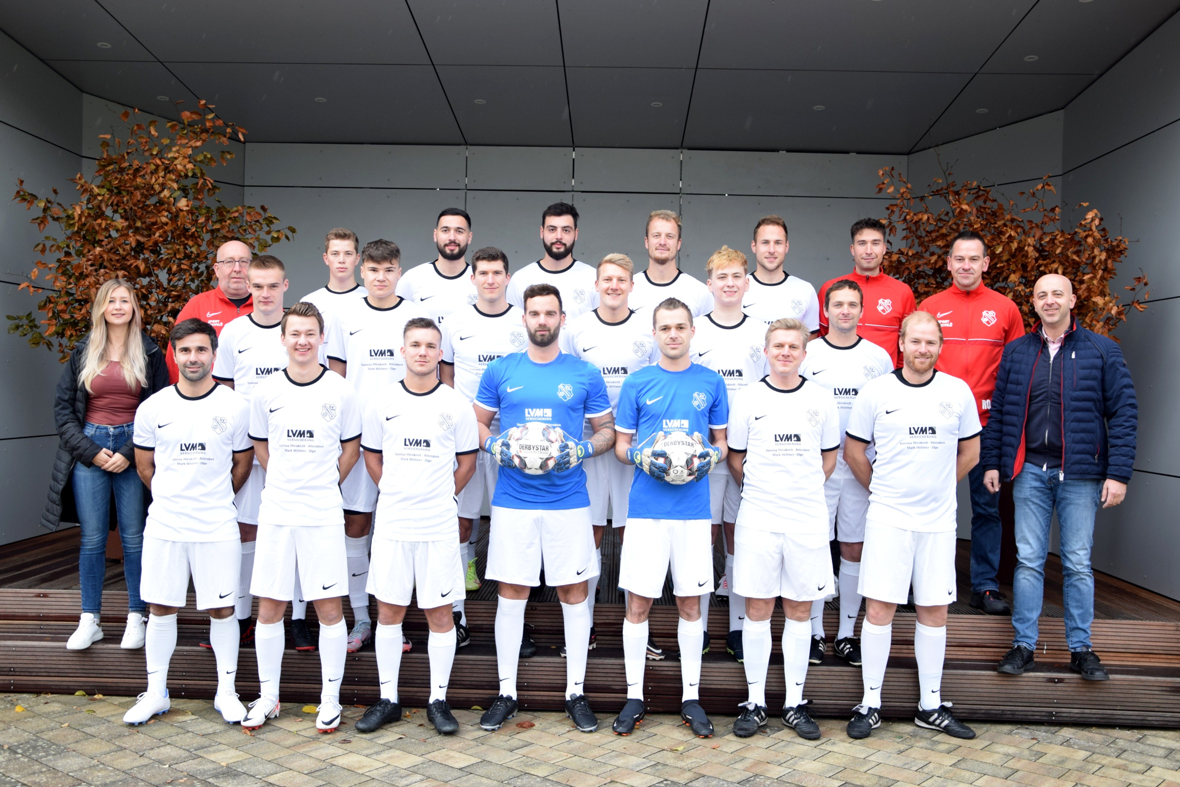 Zwei Sätze neue Trikots in rot und weiß gab es für die Spieler des SV Rahrbachtal. Vanessa Weiskirch, LVM-Versicherung Attendorn (links) und Mark Wittmer, LVM-Versicherung Olpe (rechts), überreichten sie. von privat