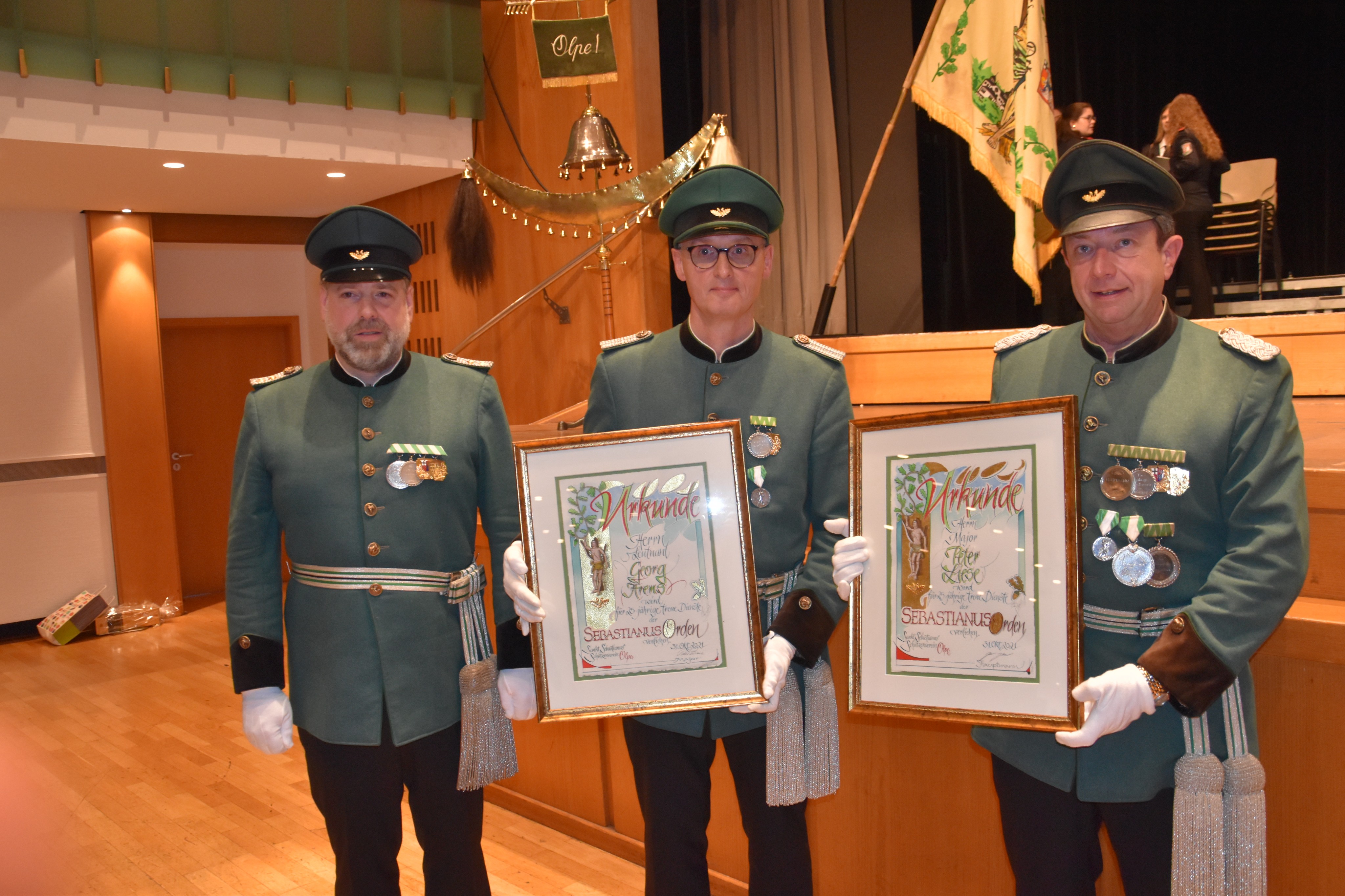 Ein denkwürdiger Moment: Major Peter Liese (r.) und Leutnant Georg Arens werden 2022 mit dem Sebastianus-Orden ausgezeichnet. Links im Bild Hauptmann Holger Harnischmacher. von Nicole Voss
