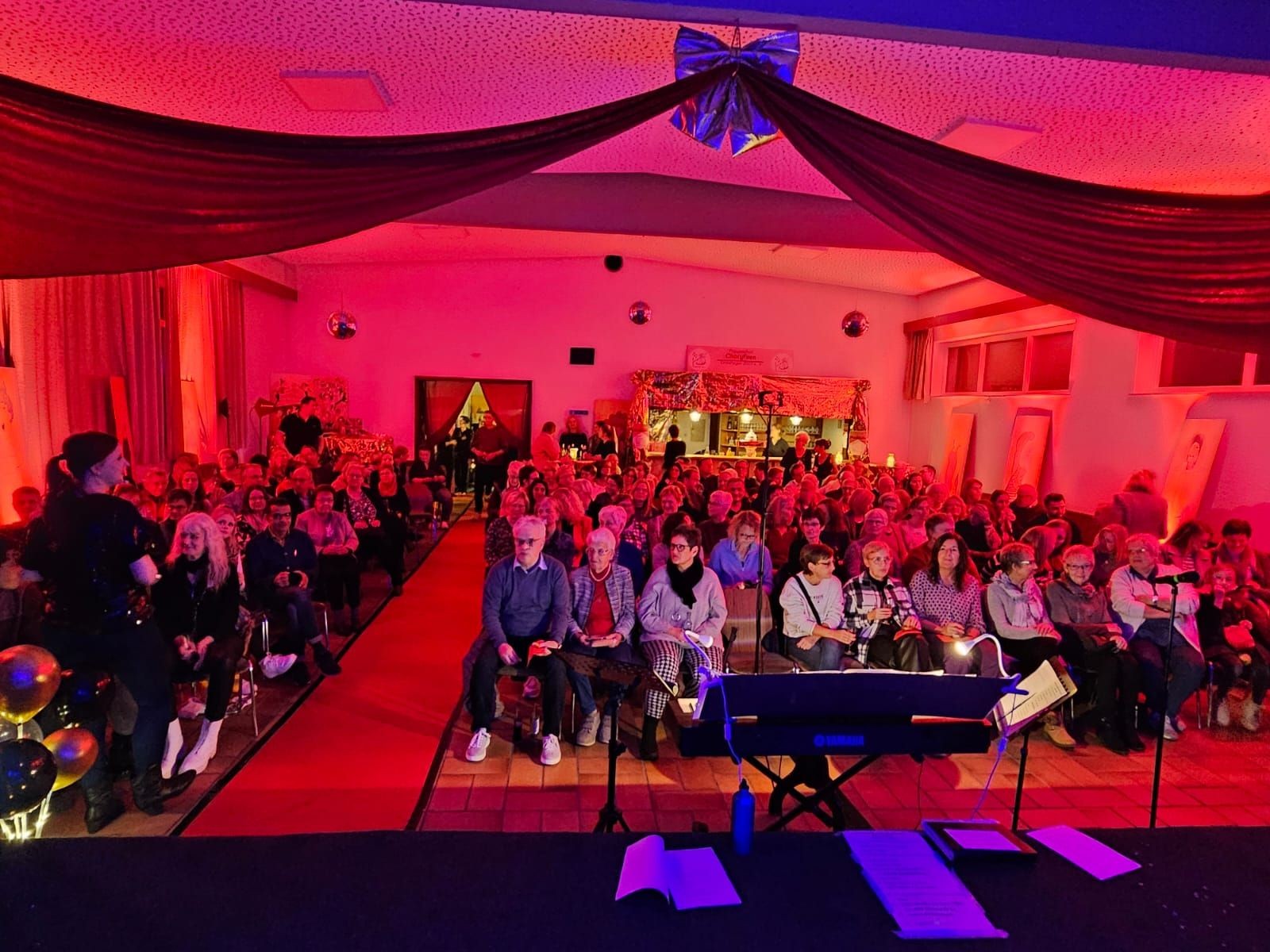 Der schön illuminierte Saal war voll besetzt. von privat