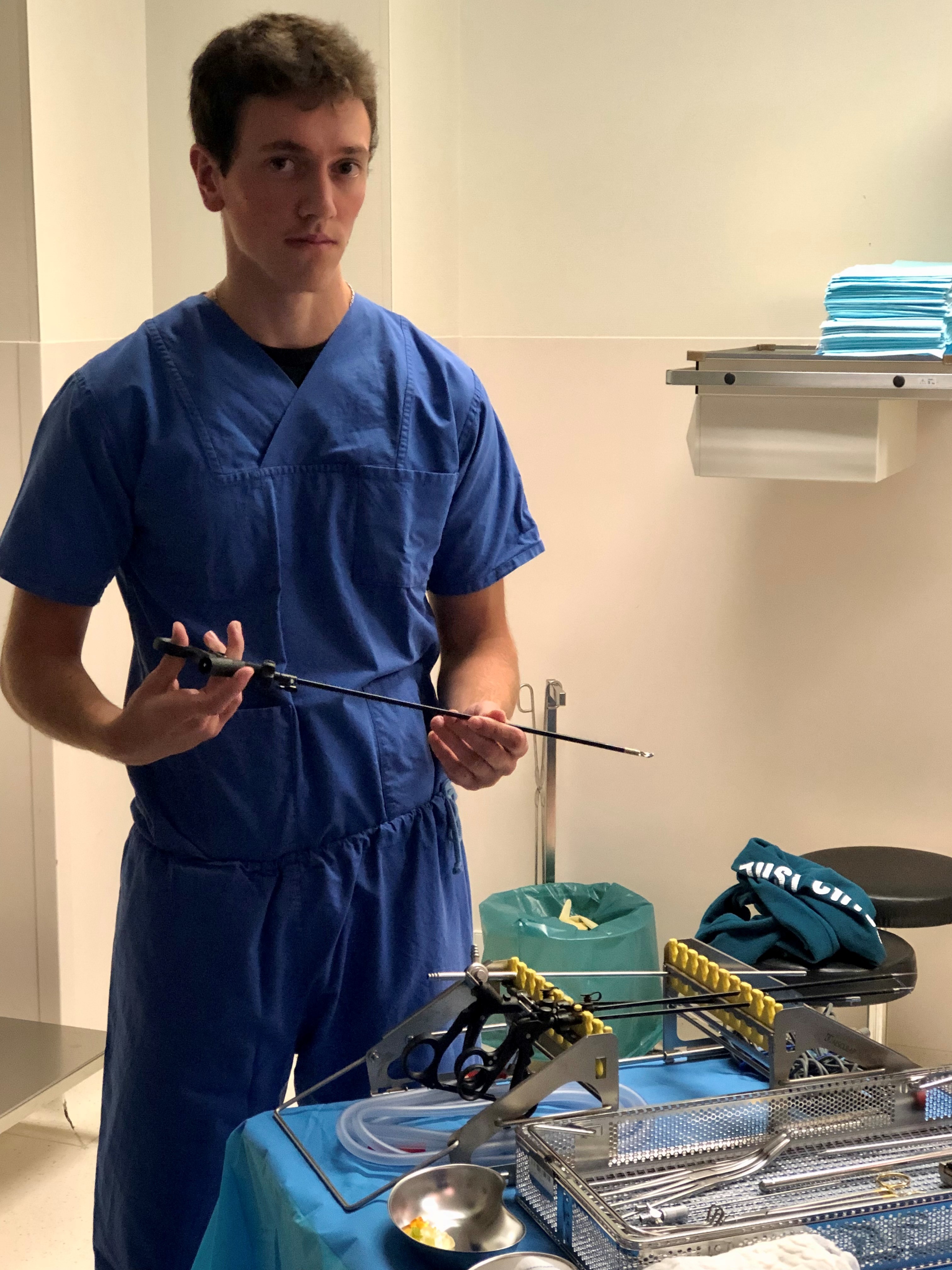 Chefarzt Dr. Bollmann führte Schülerinnen und Schüler der elften Klasse des St.-Ursula-Gymnasiums durch einen spannenden Tag im OP der Helios Klinik Attendorn. von privat