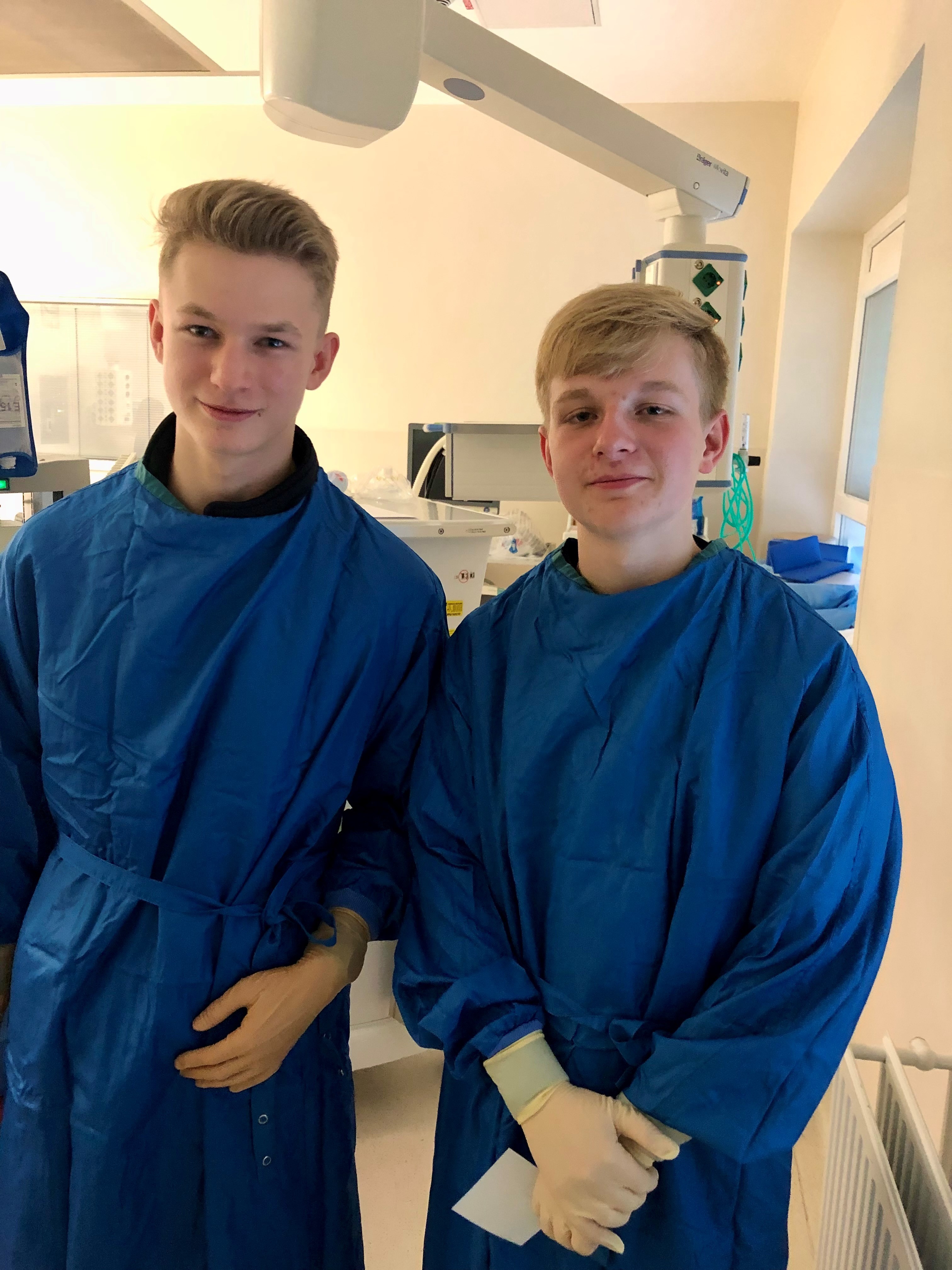 Chefarzt Dr. Bollmann führte Schülerinnen und Schüler der elften Klasse des St.-Ursula-Gymnasiums durch einen spannenden Tag im OP der Helios Klinik Attendorn. von privat