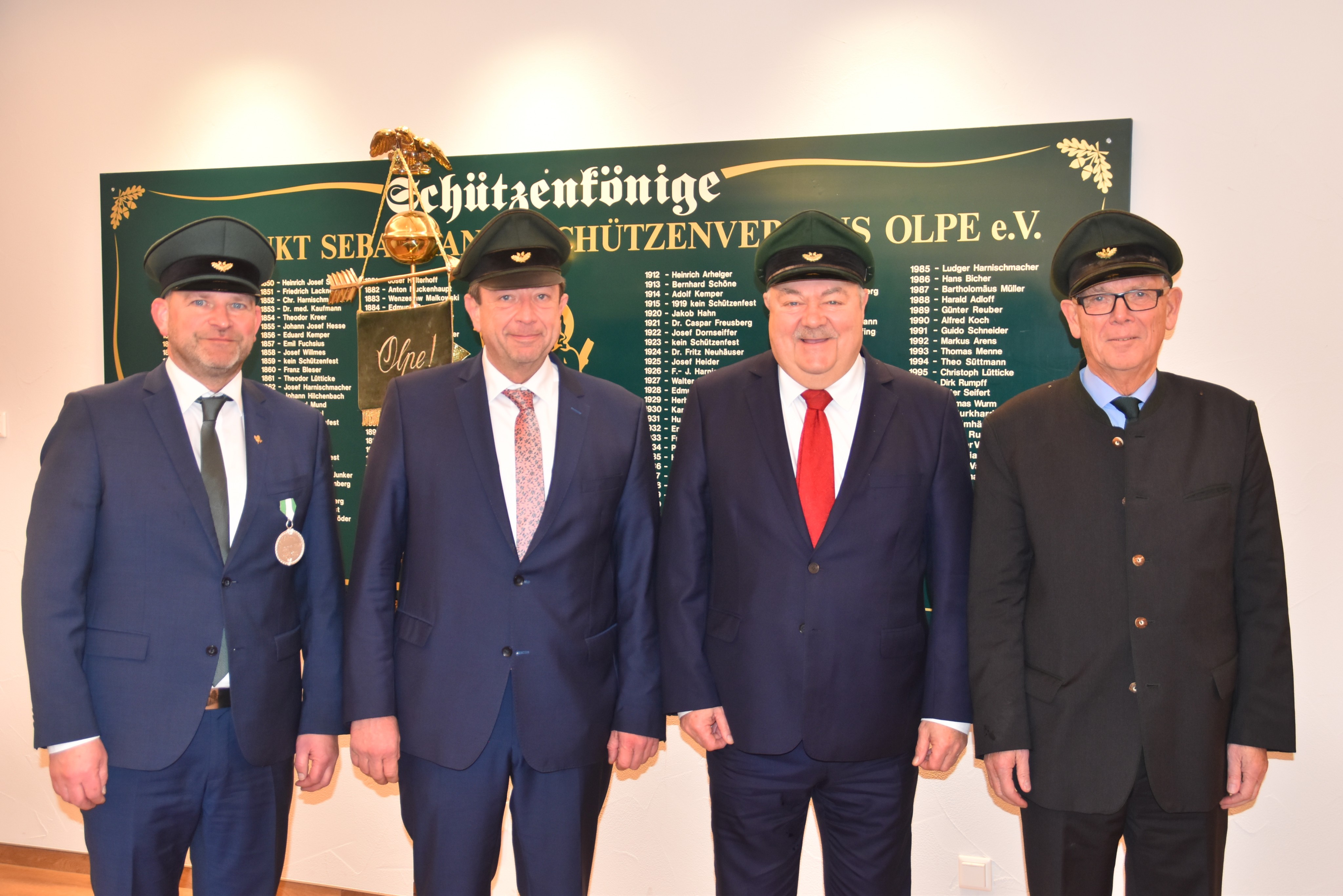 Major Andreas Roll mit den Alt-Majoren: Peter Liese, Paul Imhäuser und Horst Müller (v.l.). von Nicole Voss