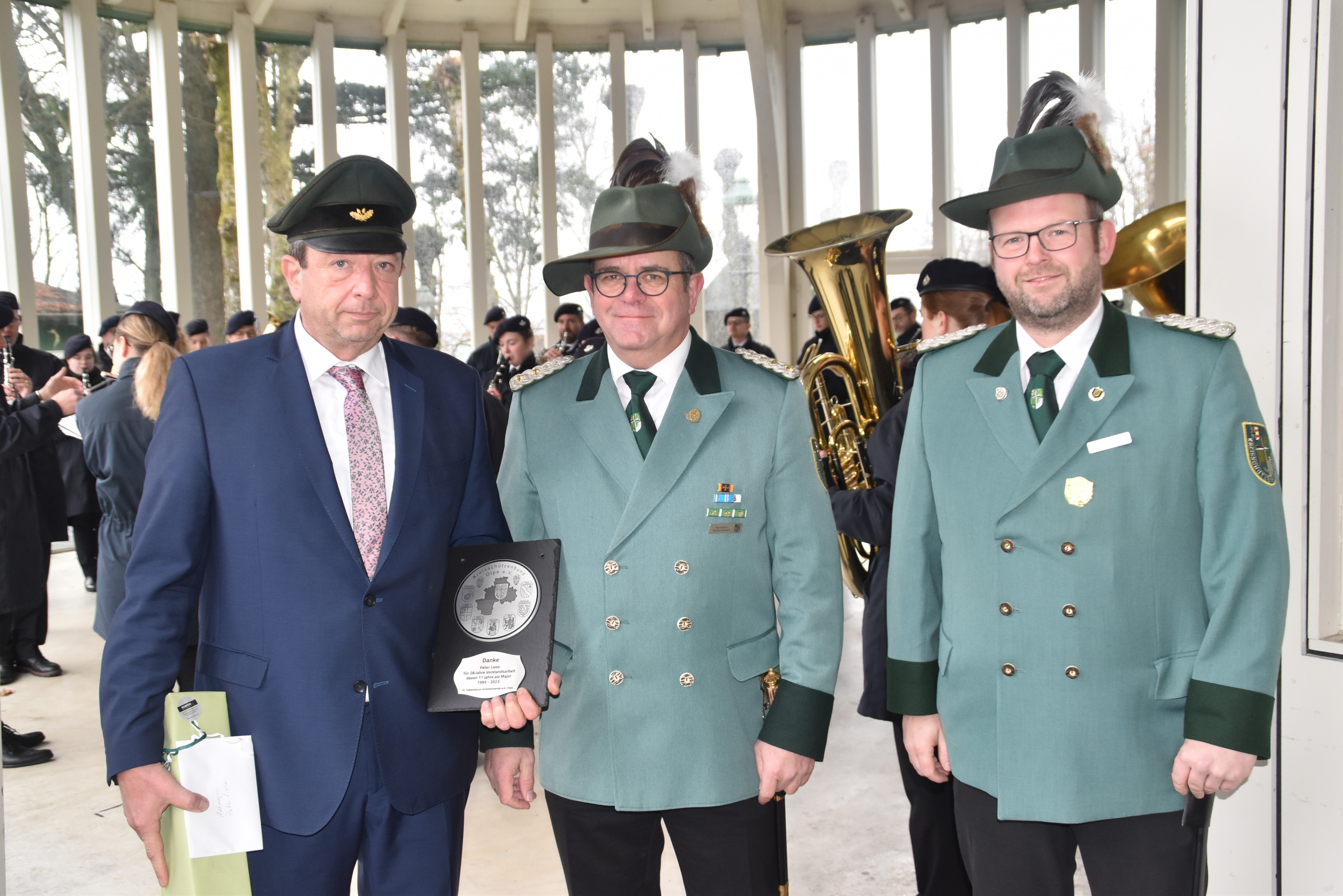 Kreisoberst Markus Bröcher und Kreisschatzmeister Markus Brüggemann (r.) überreichen Alt-Major Peter Liese (l.) die Schiefertafel des SSB. von Nicole Voss