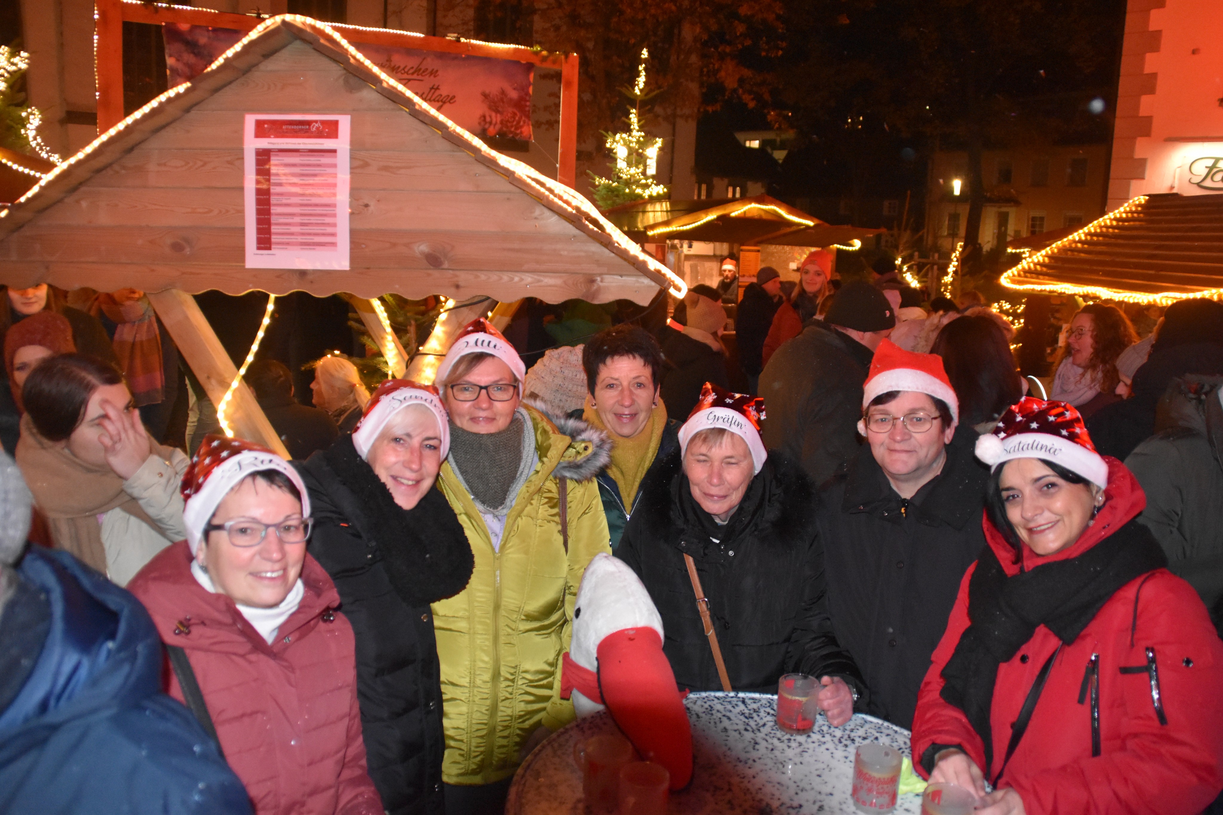 Nach Feierabend auf den Weihnachtsmarkt? Das genossen auch diese Damen. von Nicole Voss