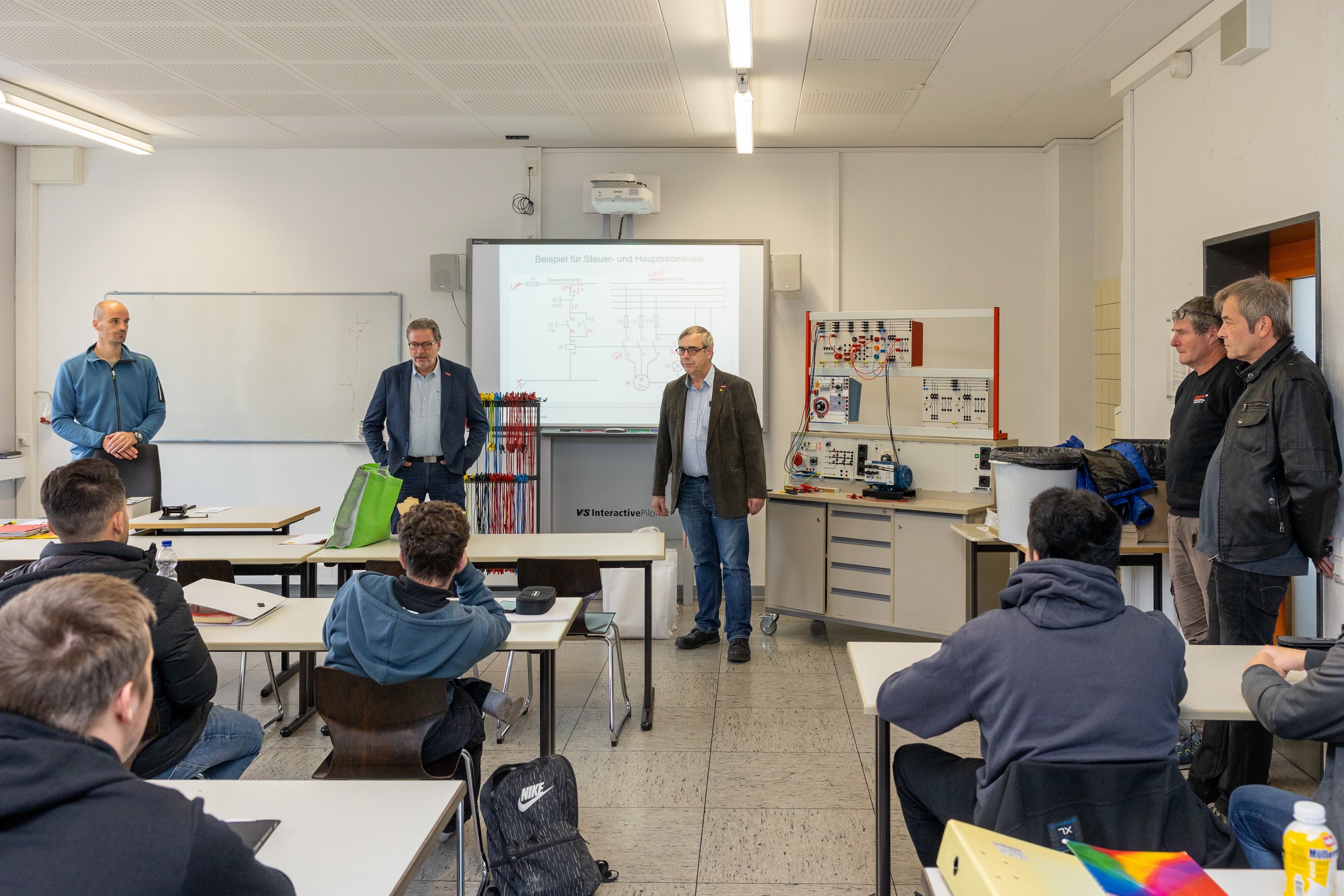 Martin Schumacher, Matthias Rink, Wolfgang Kleine, Jürgen Patt und Andreas Bergmoser (von links)
Ein gemeinsames Gruppenfoto bildete den Abschluss der Vorstellung der neuen Auszubildenden der Innung für Elektrotechnik des Kreises Olpe. von Innung