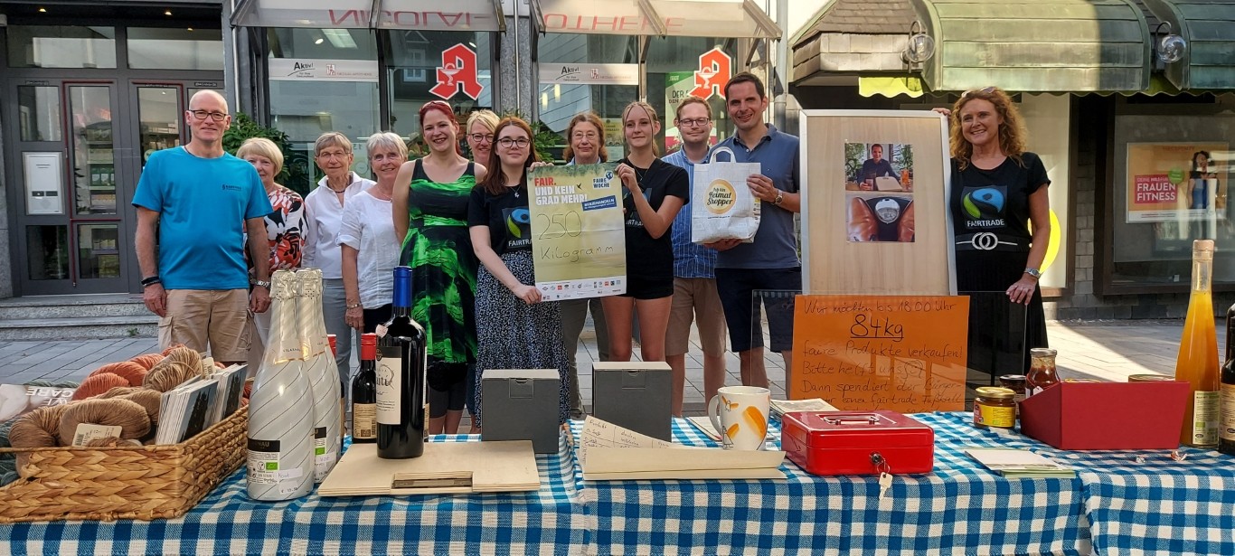 Im Rahmen des Attendorner Stadtfestes Mitte September hatte die „Steuerungsgruppe Fairtradestadt Attendorn“ Bürgermeister Christian Pospischil zu einer Wette herausgefordert. von Hansestadt Attendorn