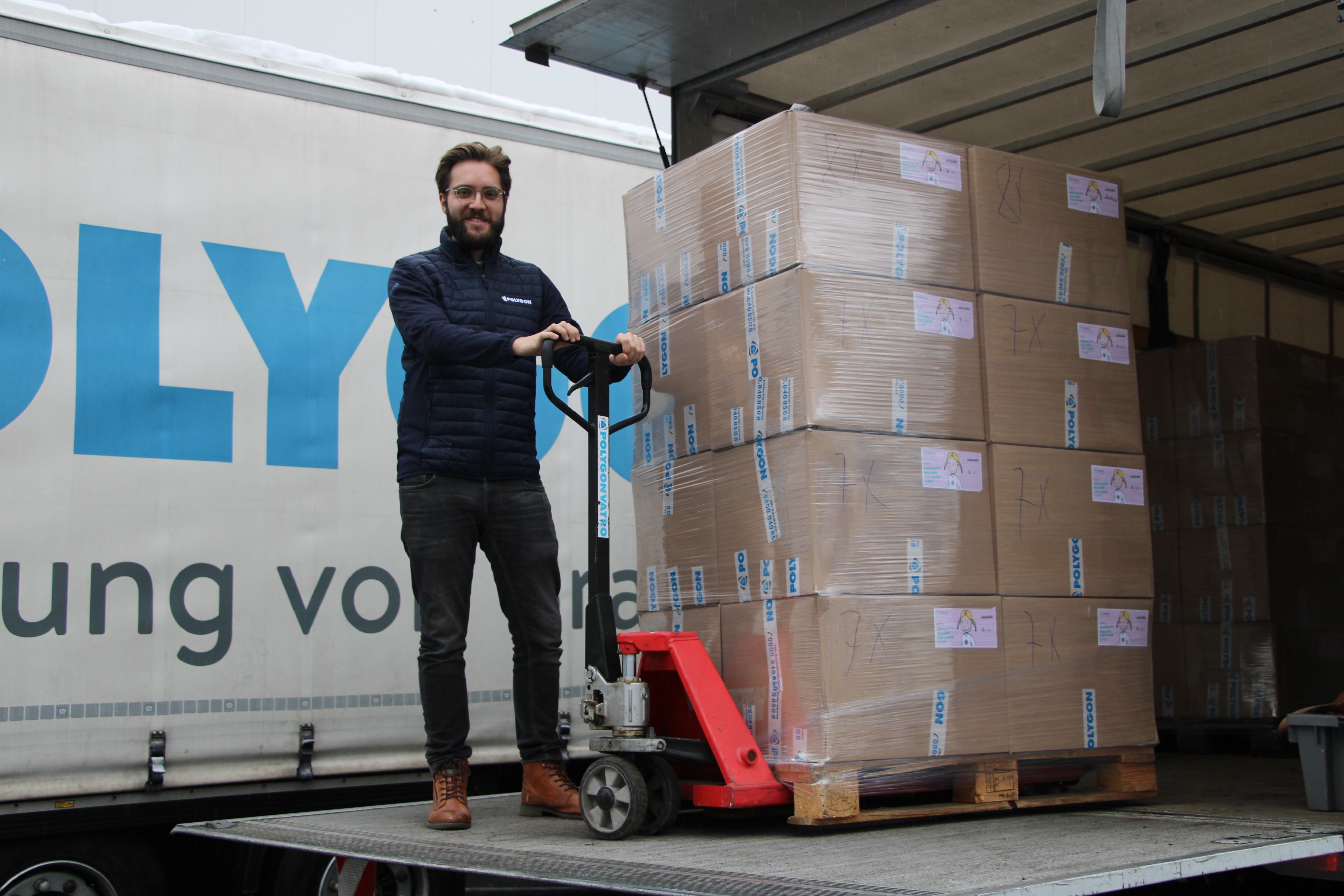 Gleich kann es losgehen: Der Lastwagen startet vom Weihnachtswunderland. Marketingleiter Florian Lister mit einer Ladung Kartons - gefüllt mit vielen Weihnachtspäckchen. von Lorena Klein