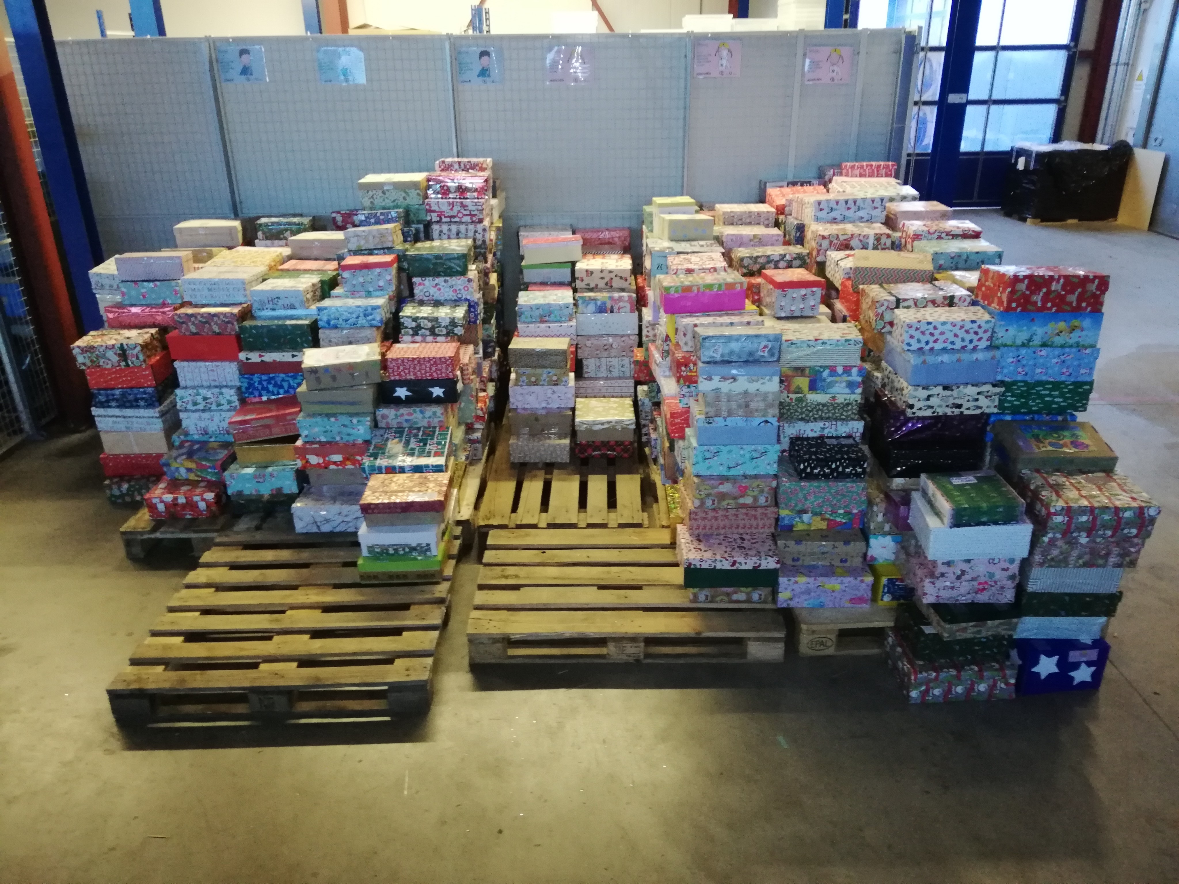 Liebevoll verpackt: Zahlreiche Schuhkartons für Kinder in Not haben wieder das Weihnachtswunderland erreicht. von privat