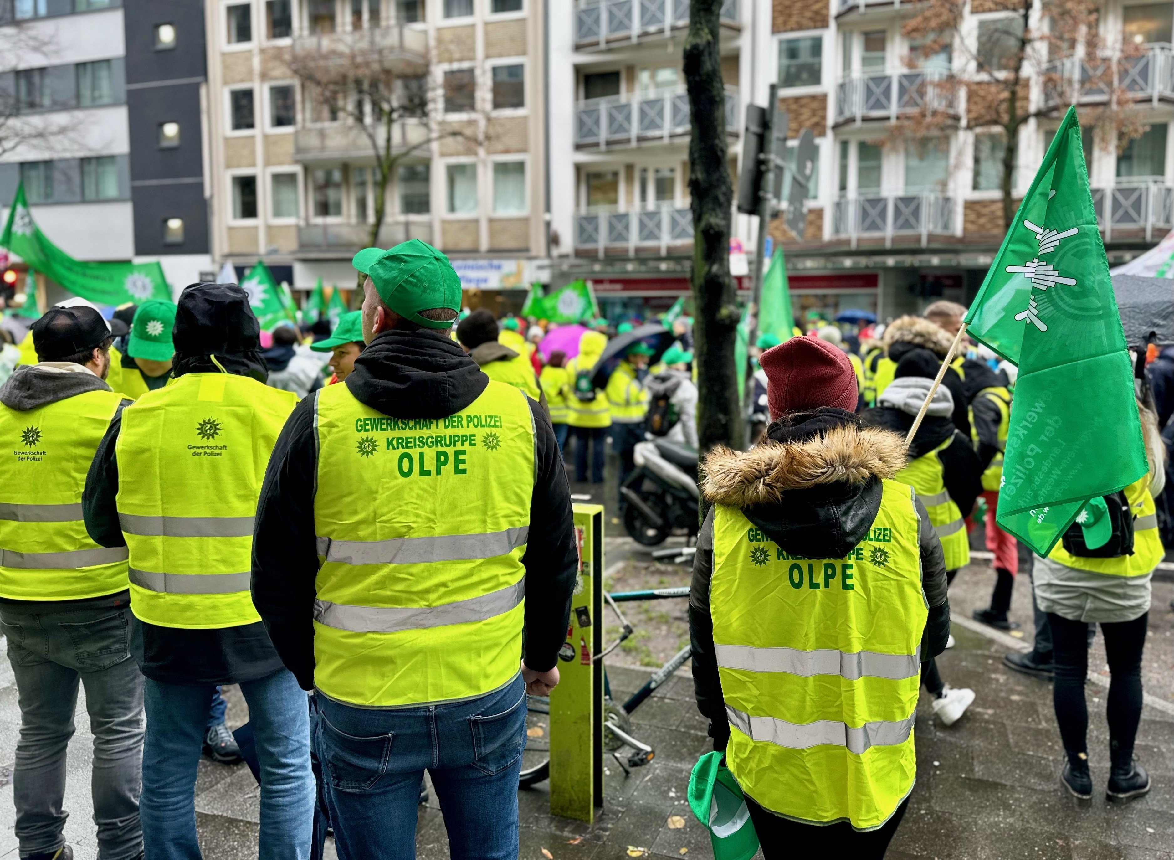 Gefordert werden 10,5 Prozent mehr Geld, mindestens aber 500 Euro. von Esther Schöttke