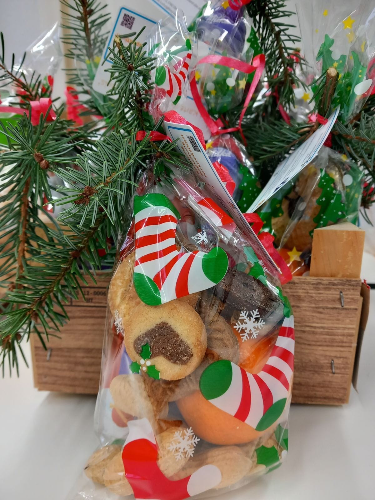 Allerlei süße Leckereien füllten die Tüten, die an die von Wohnungslosigkeit betroffenen Menschen im Kreis Olpe verteilt wurden. von Kreis Olpe