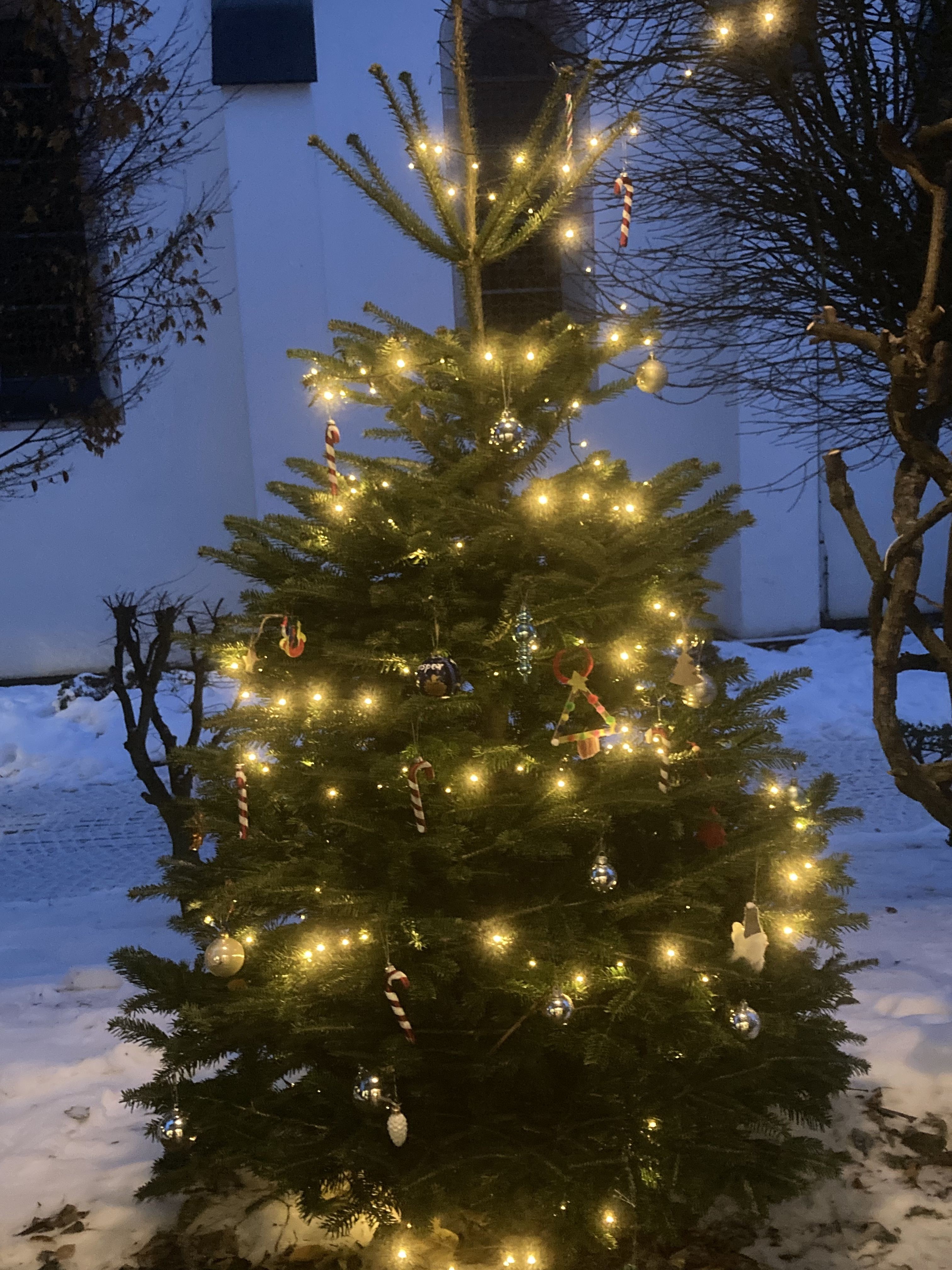 Der Weihnachtsbaum vor der Ottfinger St.-Hubertus-Kirche. Dort fand vor dem Nikolausbasar eine gemeinsame Andacht statt. von privat