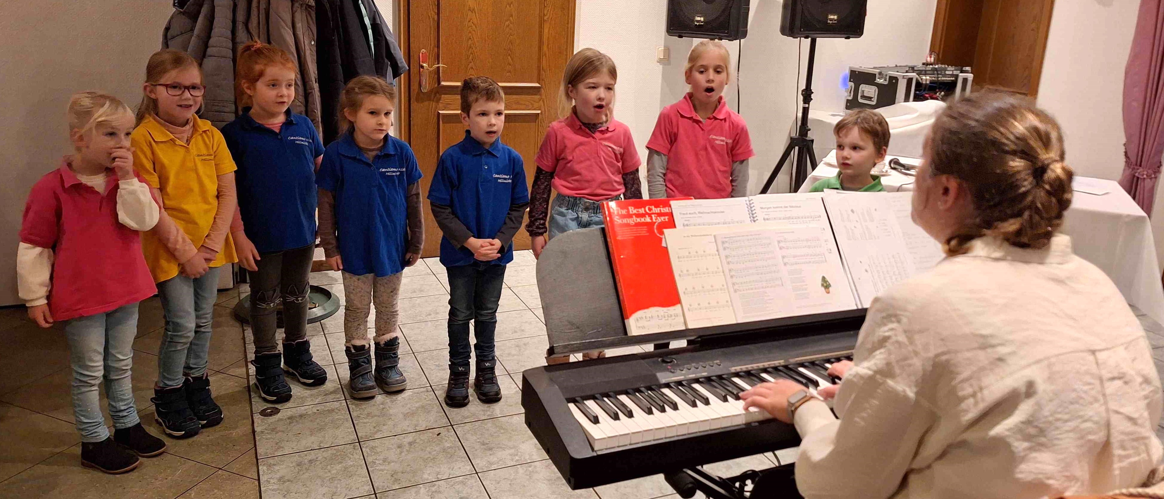 Adventsnachmittag des VdK Wenden bei „Bützers“: Auftritt des Kinderchors. von privat