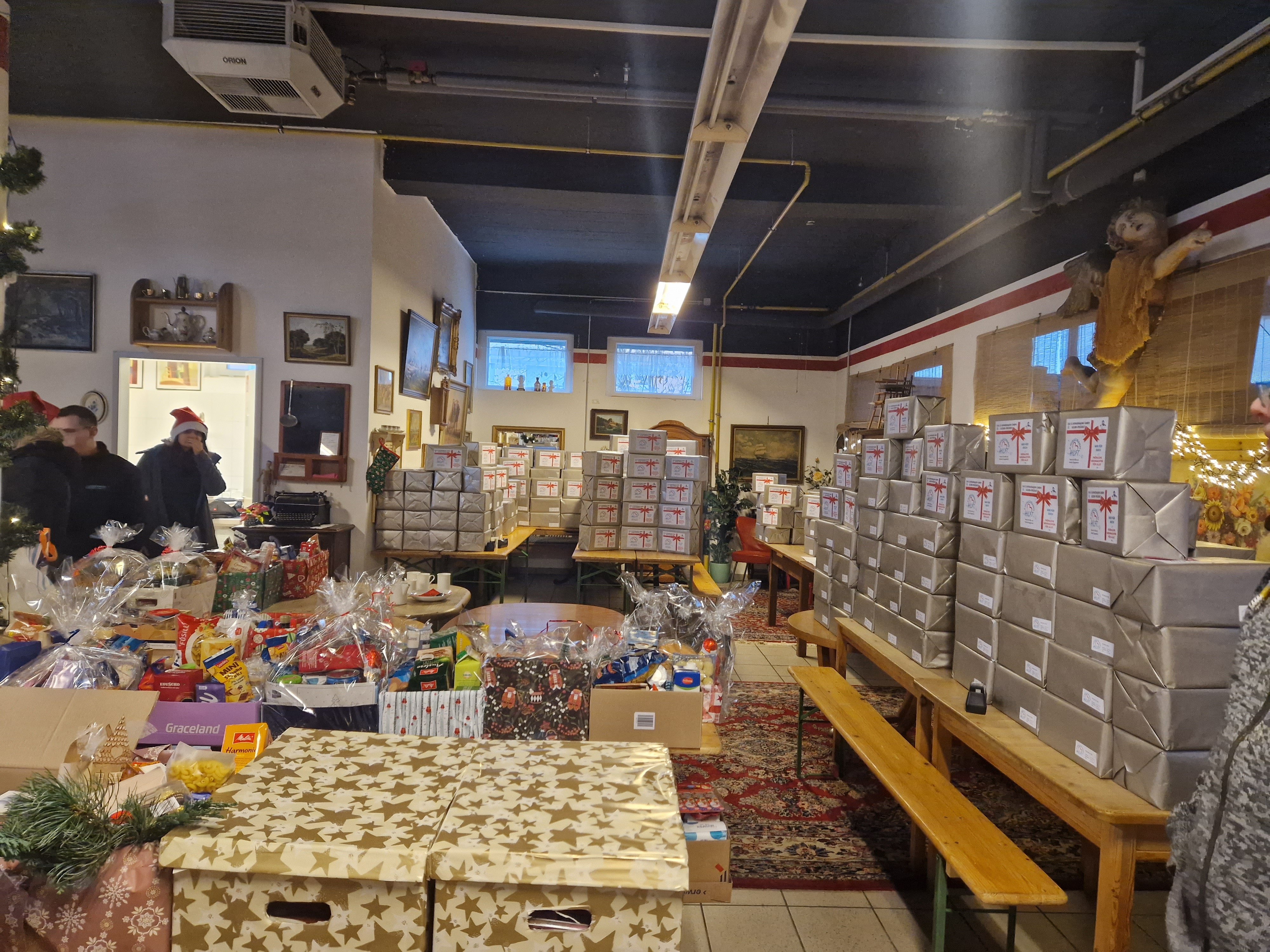 388 Weihnachtsgeschenke hat die Belegschaft der E. Winkemann GmbH für die Tafelkunden der Plettenberger Tafel gepackt. von privat