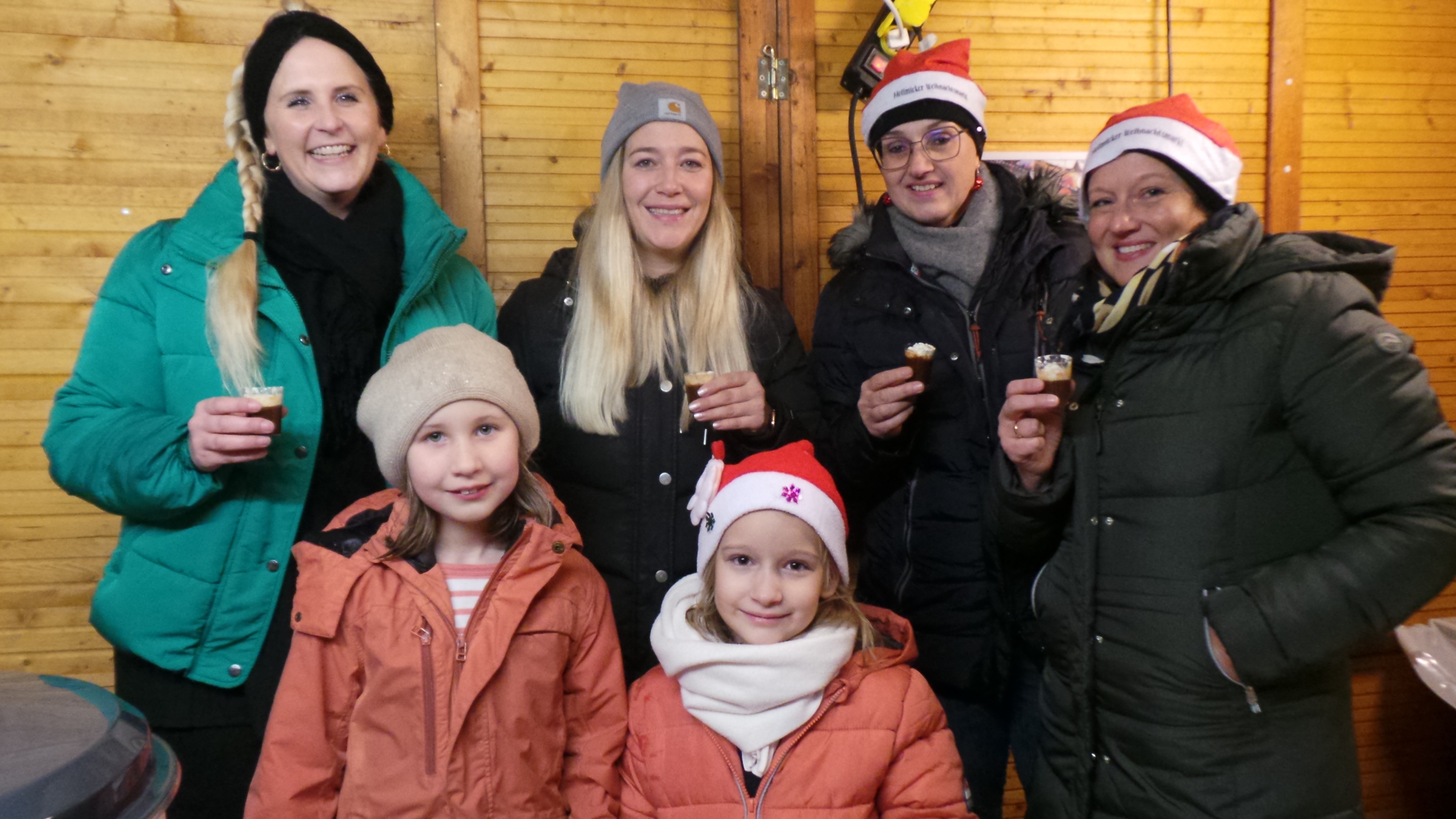 Der Einladung zu einem zauberhaften Weihnachtsmarkt im und um das Dorfgemeinschaftshaus Möllmicke folgten am Wochenende zahlreiche Besucher. von Joachim Jung