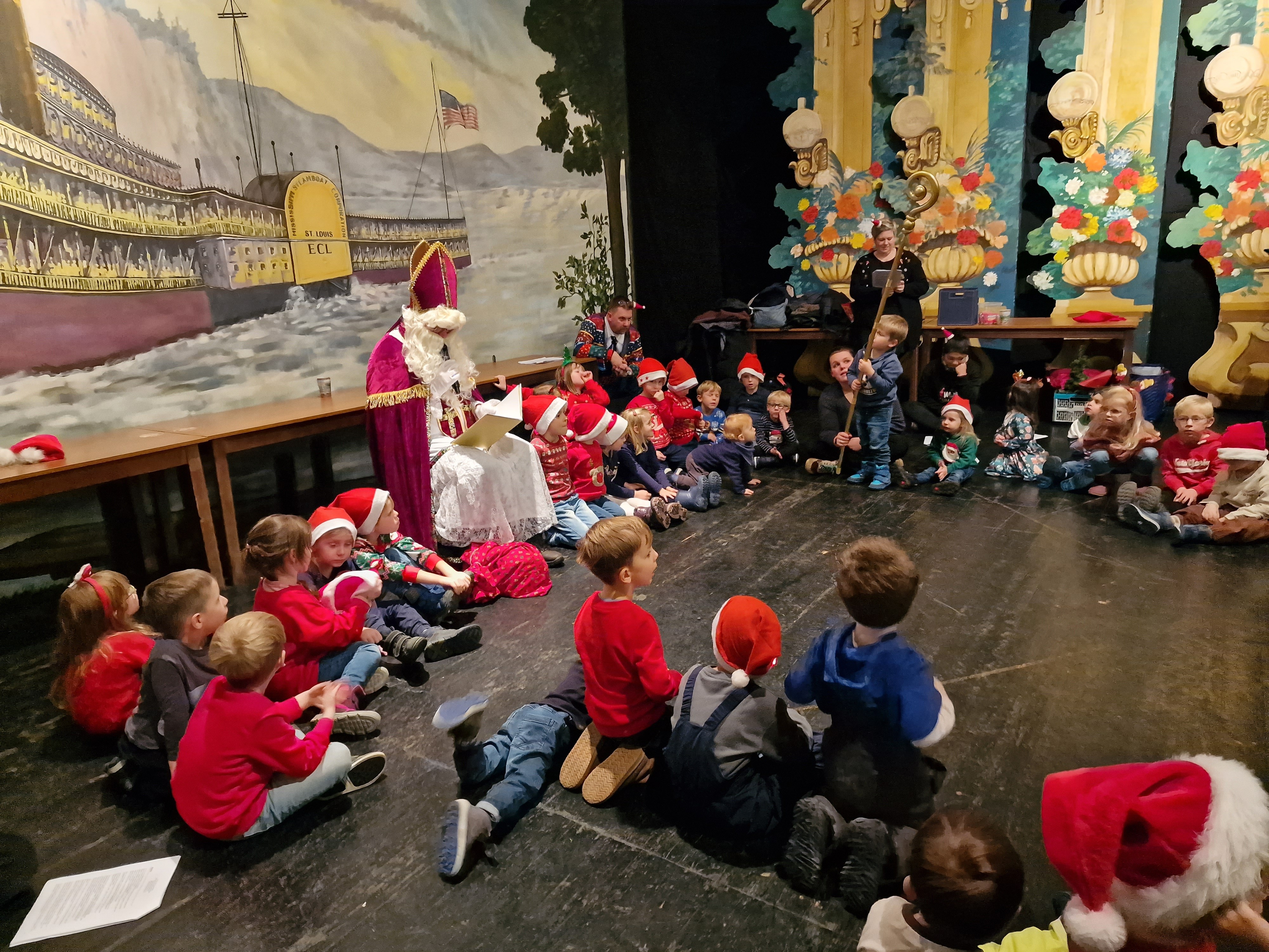 Konzentriert und interessiert lauschen die Kinder dem Nikolaus. von privat