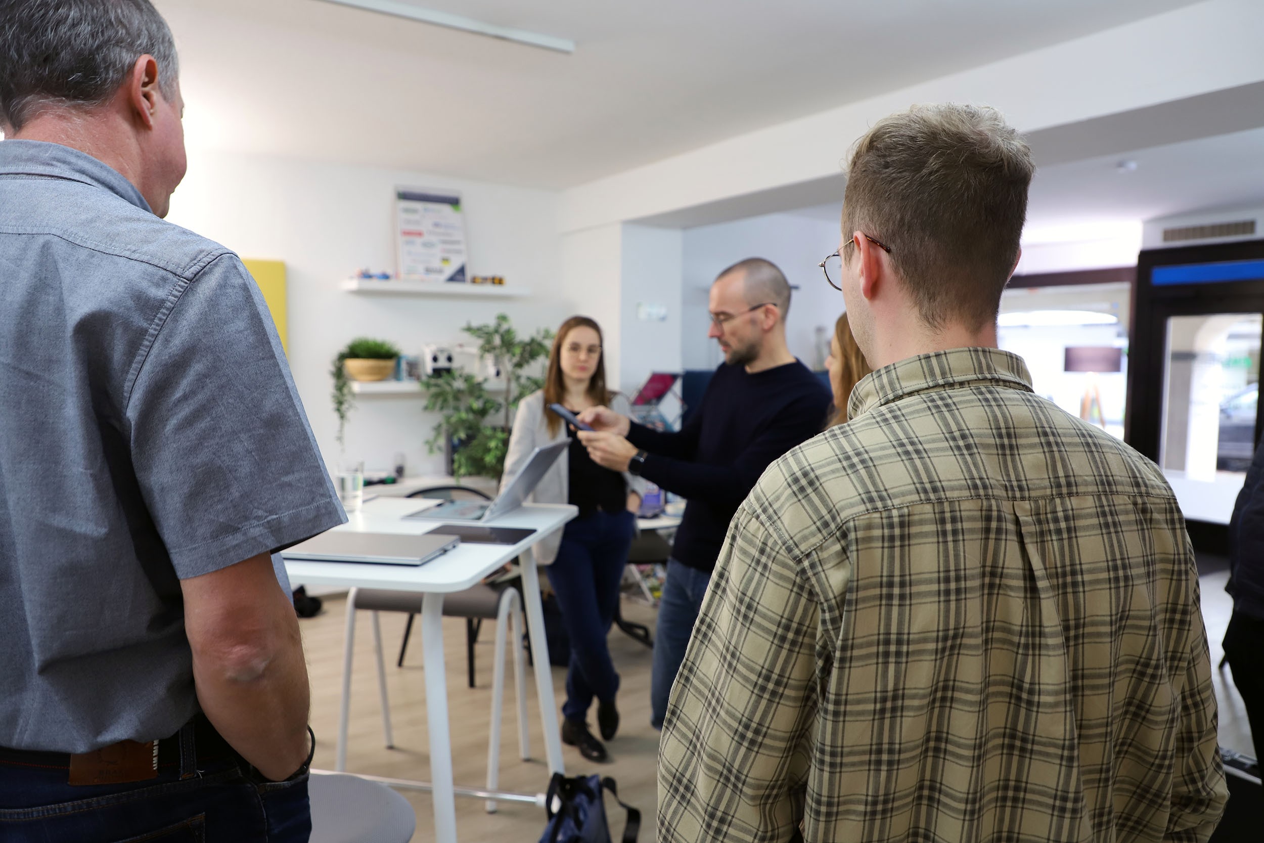 Im Rahmen des Runden Tisches probierten die Projektträger modernste Technik aus. von Johanna Maurer-Pätzold/ Südwestfalen Agentur GmbH